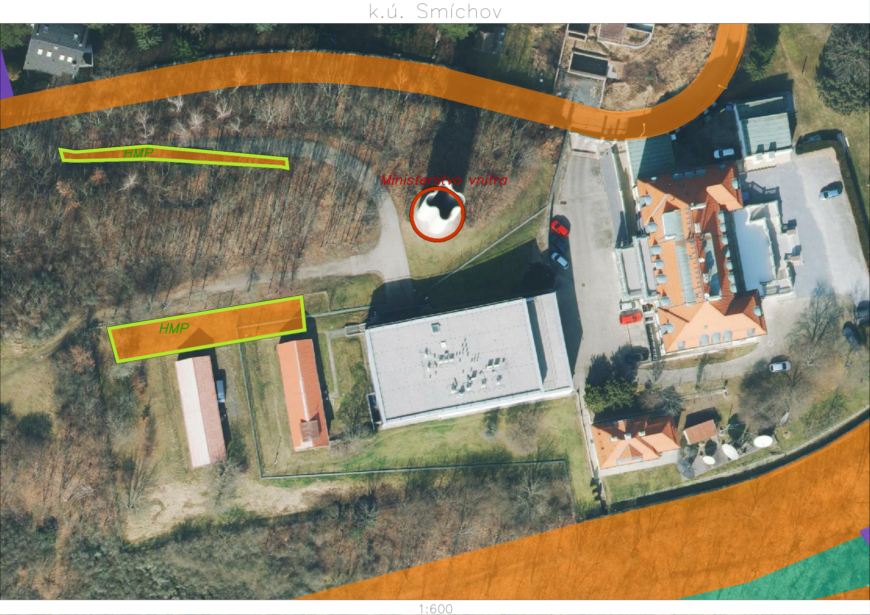 Ortofotomapa území v k.ú. Smíchov s vyznačenými pozemky. V mapě je text 'k.ú. Smíchov', 'Ministerstvo vnitra' u vyznačeného objektu a dva obdélníky s popiskem 'HMP'. Měřítko mapy je 1:600.