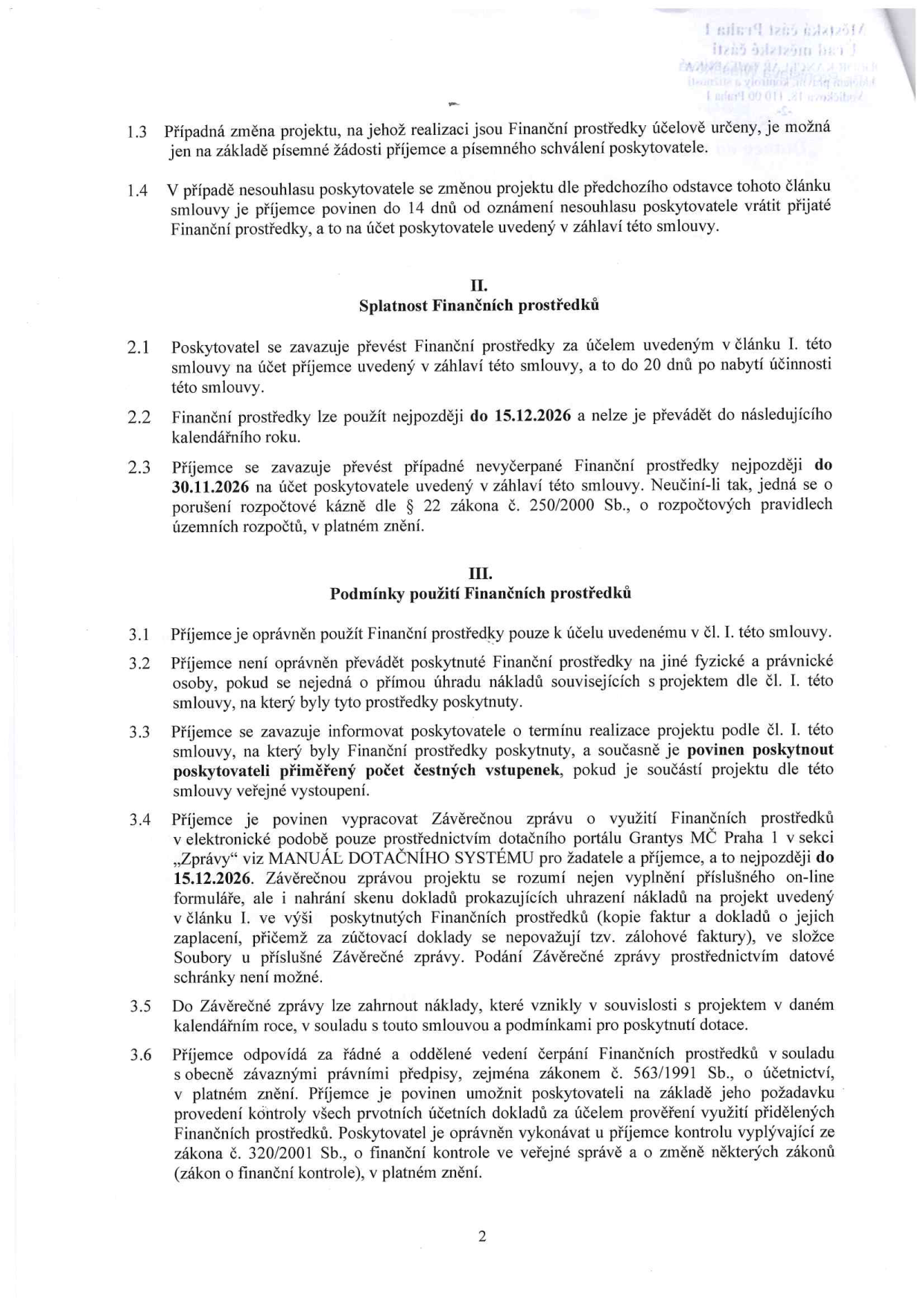 Strana 2 smlouvy o poskytnutí finančních prostředků. Obsahuje body: 1.3 (změna projektu), 1.4 (nesouhlas poskytovatele), II. Splatnost finančních prostředků (2.1 - převod prostředků do 20 dnů, 2.2 - použití do 15.12.2026, 2.3 - vrácení nevyčerpaných prostředků do 30.11.2026), III. Podmínky použití finančních prostředků (3.1 - účelové určení, 3.2 - zákaz převodu na jiné osoby, 3.3 - povinnost informovat o realizaci a poskytnout vstupenky, 3.4 - povinnost vypracovat Závěrečnou zprávu přes dotační portál Granty MČ Praha 1 do 15.12.2026, 3.5 - uznatelnost nákladů v daném roce, 3.6 - vedení účetnictví a kontrola dle zákona č. 563/1991 Sb. a č. 320/2001 Sb.).