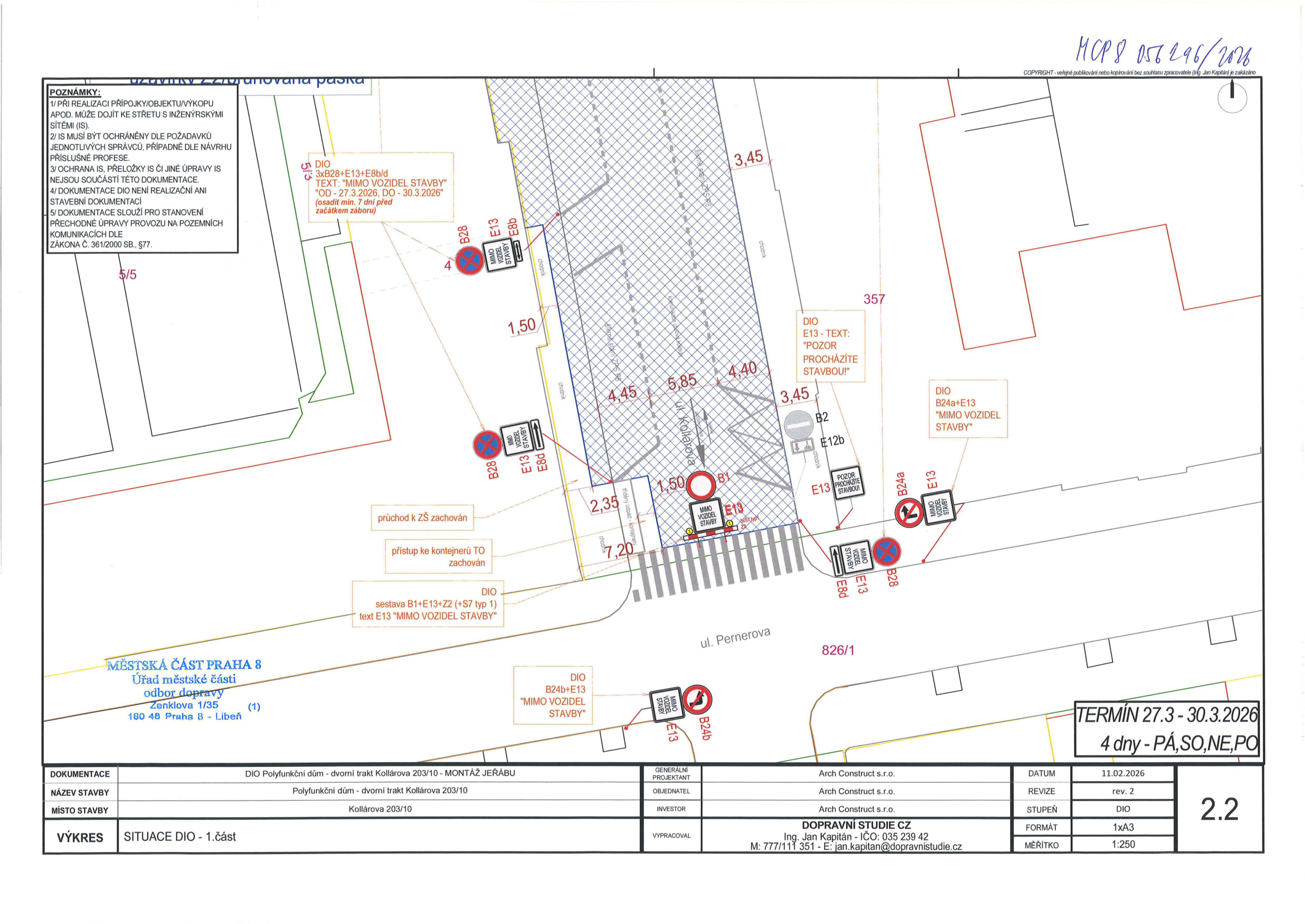 Situační nákres DIO (dopravně inženýrského opatření) pro stavbu 'Polyfunkční dům - dvorní trakt Kollárova 203/10'. Dokument obsahuje: 1. POZNÁMKY: Upozornění na inženýrské sítě, ochranu IS, nutnost dodržení podmínek správců a platnost DIO pro termín 27.3.2026 - 30.3.2026. 2. TECHNICKÉ ÚDAJE: Městská část Praha 8, odbor dopravy, Zenklova 1/35, 180 48 Praha 8 - Libeň. 3. PROJEKT: Arch Construct s.r.o., Dopravní studie CZ (Ing. Jan Kapitán). 4. OBSAH PLÁNU: Zákres dopravního značení (značky B28, E13, E8b, B24a, B1, B2, E12b) v ulici Kollárova a Pernerova, včetně rozměrů záborů (např. 1,50 m, 4,45 m, 5,85 m, 4,40 m, 3,45 m, 2,35 m, 7,20 m). 5. DALŠÍ INFORMACE: Termín realizace 27.3. - 30.3.2026 (4 dny - PÁ, SO, NE, PO). Číslo jednací MCP8 056296/2026. Výkres č. 2.2.