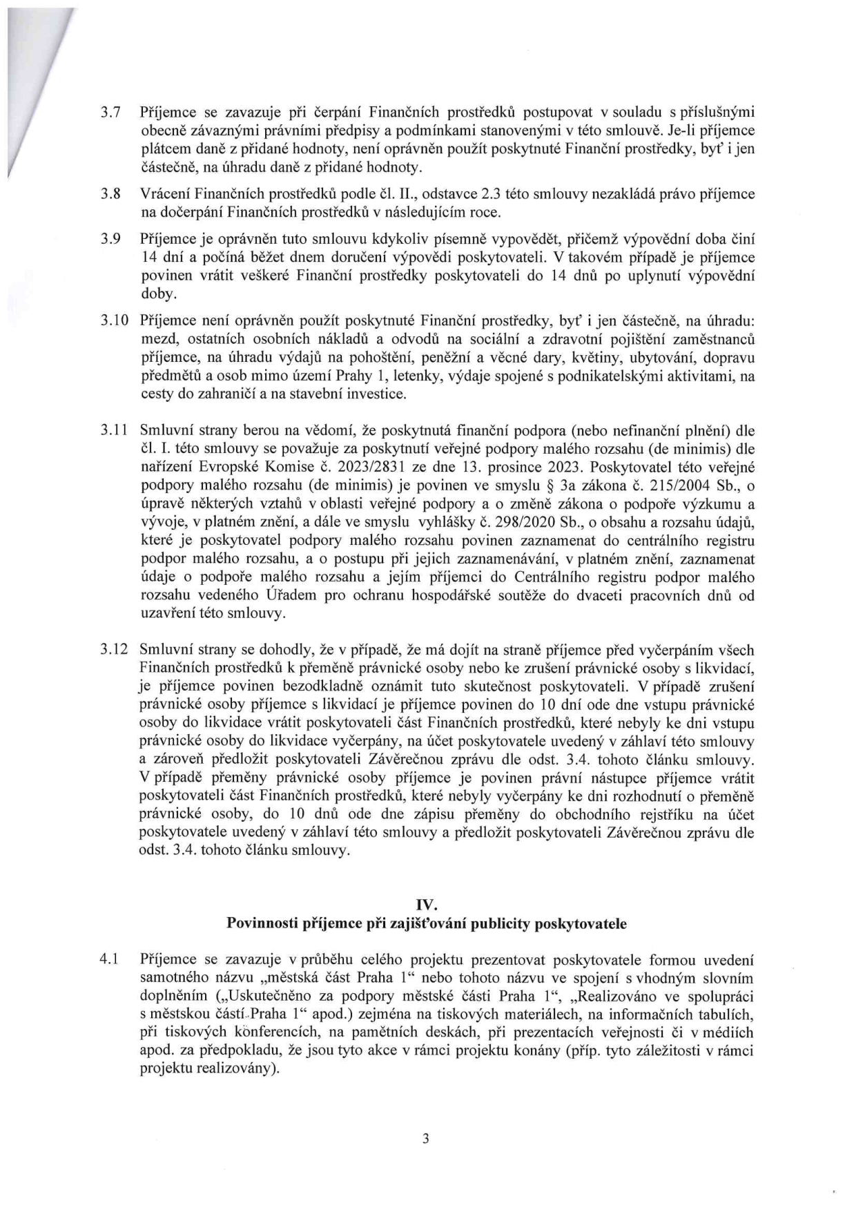 Strana 3 smlouvy obsahující body 3.7 až 4.1. Body 3.7-3.12 definují pravidla pro čerpání finančních prostředků, vracení prostředků, výpověď smlouvy, omezení použití prostředků (např. zákaz úhrady mezd, pohoštění, cest mimo Prahu 1), pravidla pro veřejnou podporu (de minimis) a postup při zániku nebo přeměně příjemce. Článek IV, bod 4.1, stanovuje povinnost příjemce prezentovat poskytovatele (městská část Praha 1) v rámci projektu.