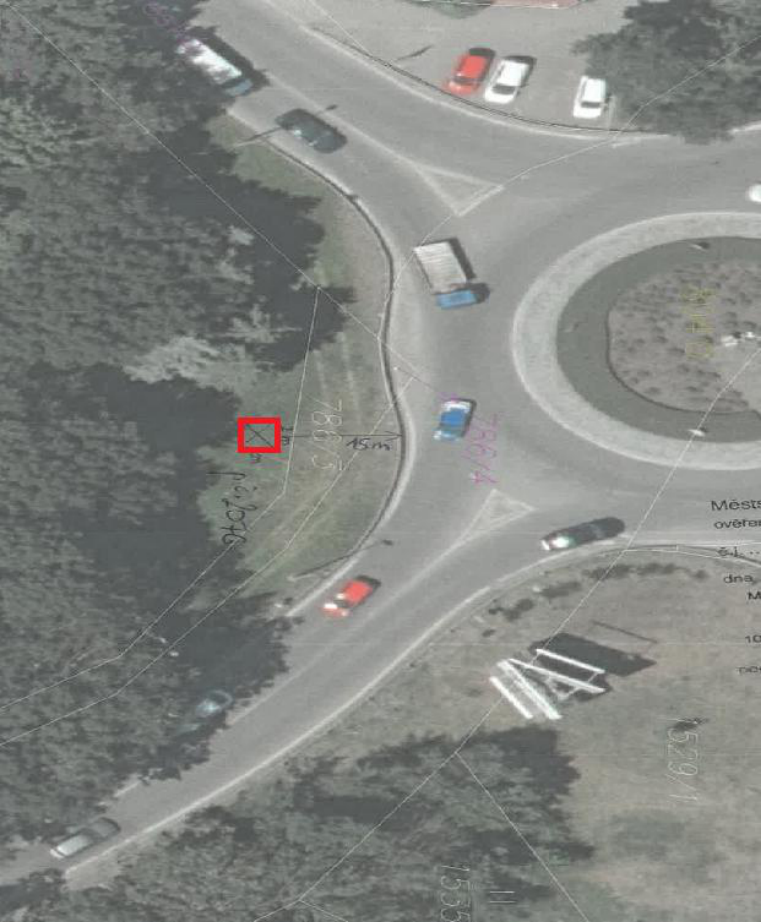 Ortofoto mapa s vyznačeným situačním nákresem a parcelními čísly v okolí kruhového objezdu.