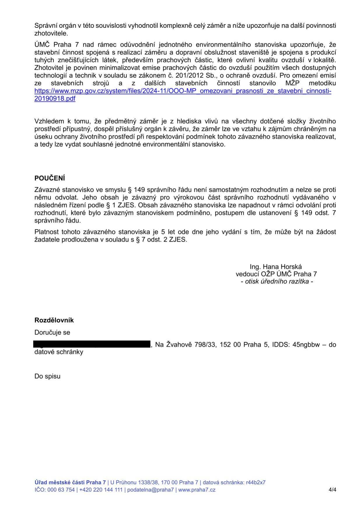 Závěrečná část úředního dokumentu (strana 4/4) vydaného ÚMČ Praha 7. Obsahuje upozornění na povinnost minimalizovat emise prachových částic při stavební činnosti v souladu se zákonem č. 201/2012 Sb. a odkaz na metodiku MŽP. Dále obsahuje poučení, že závazné stanovisko není samostatným rozhodnutím a nelze se proti němu odvolat, platnost stanoviska je 5 let. Dokument podepsala Ing. Hana Horská, vedoucí OŽP ÚMČ Praha 7. Adresátem je subjekt na adrese Na Žvahově 798/33, 152 00 Praha 5, ID datové schránky: 45ngbbw. V patičce jsou kontaktní údaje Úřadu městské části Praha 7 (U Průhonu 1338/38, 170 00 Praha 7, IČO: 000 63 754, tel: +420 220 144 111, e-mail: podatelna@praha7.cz, web: www.praha7.cz).