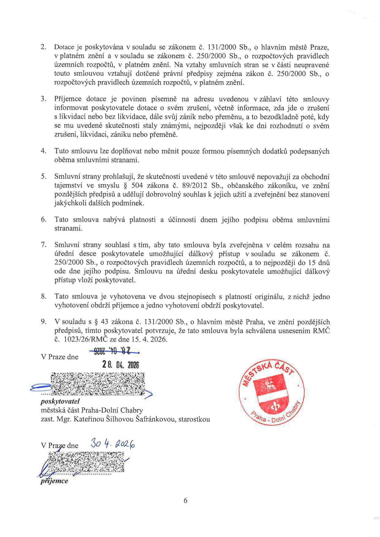 Závěrečná část smlouvy o poskytnutí dotace. Obsahuje právní ustanovení (body 2-9) týkající se legislativy (zákon č. 131/2000 Sb., zákon č. 250/2000 Sb., zákon č. 89/2012 Sb.), zveřejnění smlouvy a její platnosti. Uvedeno schválení usnesením RMC č. 1023/26/RMC ze dne 15. 4. 2026. Podepisující strany: poskytovatel Městská část Praha-Dolní Chabry (zastoupená starostkou Mgr. Kateřinou Šilhovou Šafránkovou) s datem podpisu 28. 04. 2026 a příjemce s datem podpisu 30. 4. 2026.