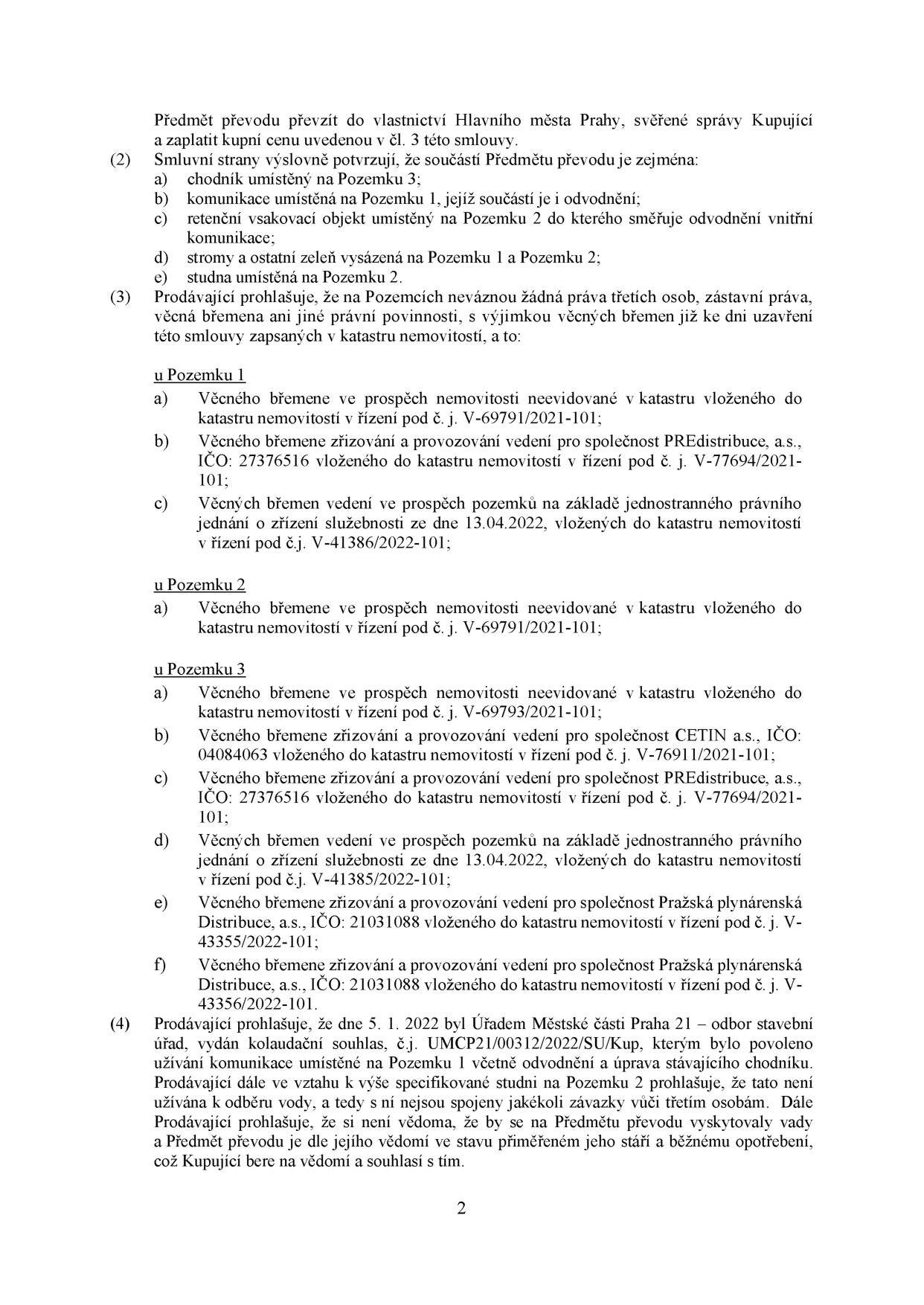 Strana 2 smlouvy o převodu nemovitostí. Obsahuje specifikaci Předmětu převodu (chodník na pozemku 3, komunikace na pozemku 1, retenční objekt na pozemku 2, stromy a studna). Dále uvádí výčet věcných břemen váznoucích na pozemcích 1, 2 a 3 (ve prospěch PREdistribuce, CETIN, Pražské plynárenské a další). V bodě (4) je uvedeno, že dne 5. 1. 2022 byl Úřadem Městské části Praha 21 vydán kolaudační souhlas č.j. UMCP21/00312/2022/SU/Kup pro komunikaci na pozemku 1. Prodávající prohlašuje, že studna na pozemku 2 není užívána k odběru vody a nevážou se k ní závazky vůči třetím osobám.
