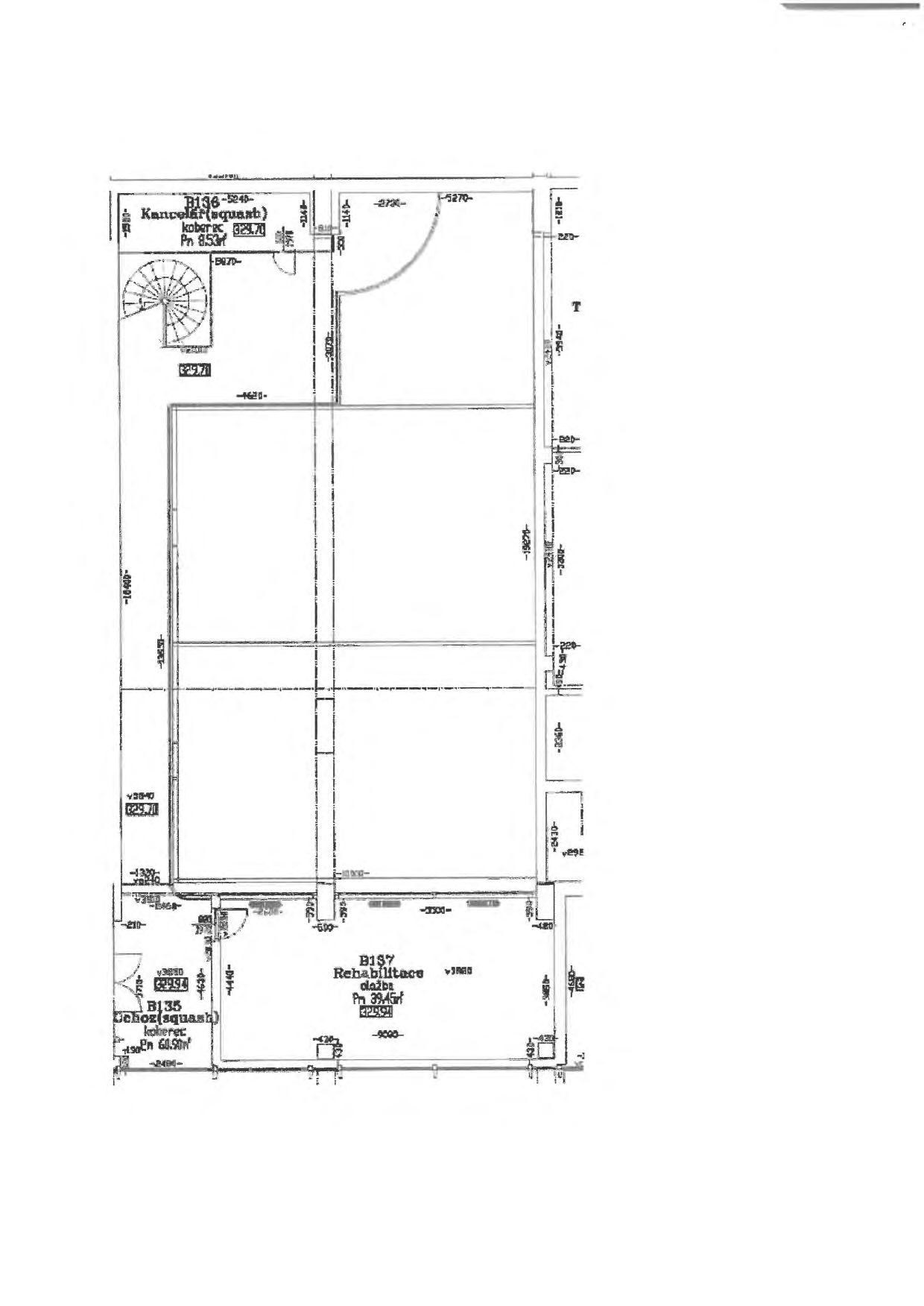 Stavební plán (půdorys) prostorů: 
- B136 Kancelář (squash), koberec, plocha 329,70 m2.
- B137 Rehabilitace, dlažba, plocha 39,45 m2.
- B135 Ochoz (squash), koberec, plocha 60,90 m2.
Plán obsahuje technické kóty a rozměry jednotlivých místností a chodeb.