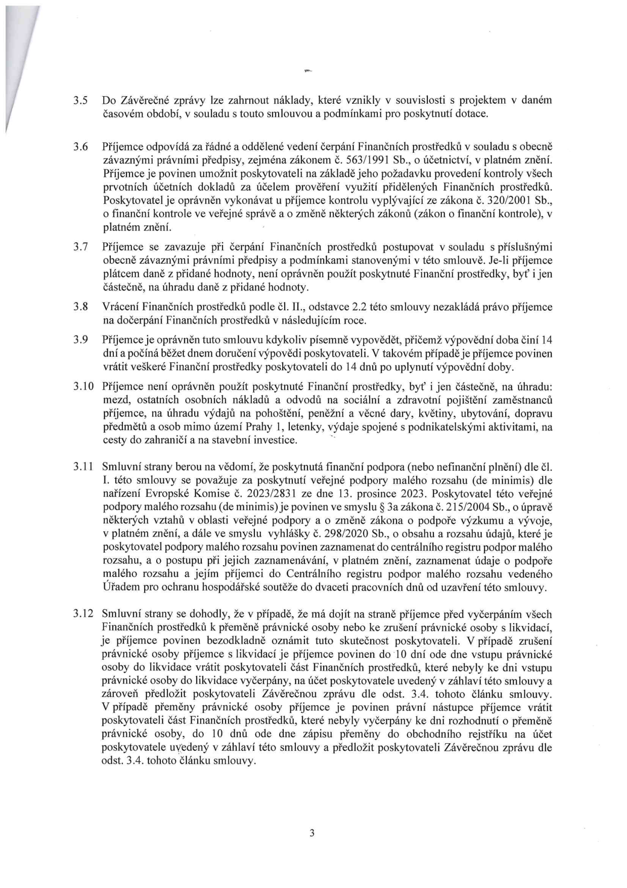 Strana 3 smlouvy o poskytnutí dotace obsahující body 3.5 až 3.12. Body upravují: 3.5 uznatelnost nákladů, 3.6 povinnost vedení účetnictví a kontrolu, 3.7 dodržování právních předpisů, 3.8 vracení prostředků, 3.9 výpověď smlouvy, 3.10 výčet neuznatelných nákladů (mzdy, osobní náklady, pohoštění, dary, ubytování, doprava mimo Prahu 1, letenky, podnikatelské aktivity, stavební investice), 3.11 pravidla pro veřejnou podporu malého rozsahu (de minimis) a 3.12 postup při přeměně nebo zrušení právnické osoby příjemce.