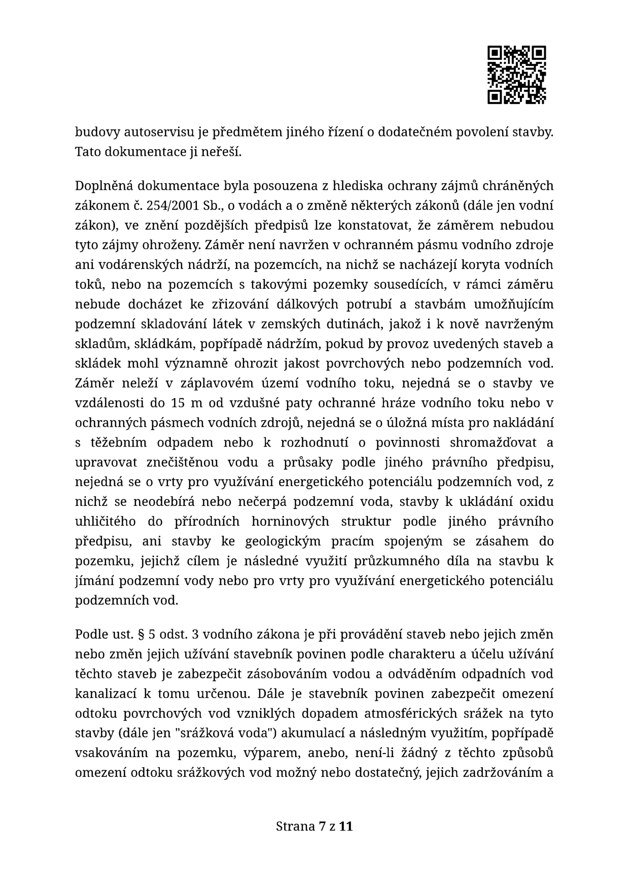 Text dokumentu (strana 7 z 11) týkající se posouzení záměru z hlediska ochrany zájmů chráněných zákonem č. 254/2001 Sb. (vodní zákon). Dokument konstatuje, že záměr neohrozí vodní zdroje, nenachází se v záplavovém území ani v ochranných pásmech. Dále cituje ustanovení § 5 odst. 3 vodního zákona, které ukládá stavebníkovi povinnost zajistit zásobování vodou, odvádění odpadních vod a nakládání se srážkovými vodami (akumulace, vsakování, odpařování nebo zadržování).