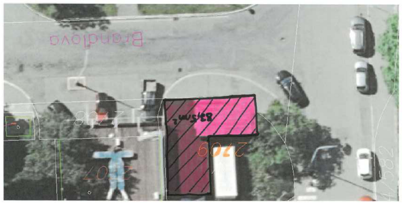 Situační nákres (ortofotomapa) s vyznačenou plochou o výměře 83,5 m² na parcele č. 2709. V mapě je dále uvedena ulice 'Brandlova' a sousední parcely č. 2708 a 2707.