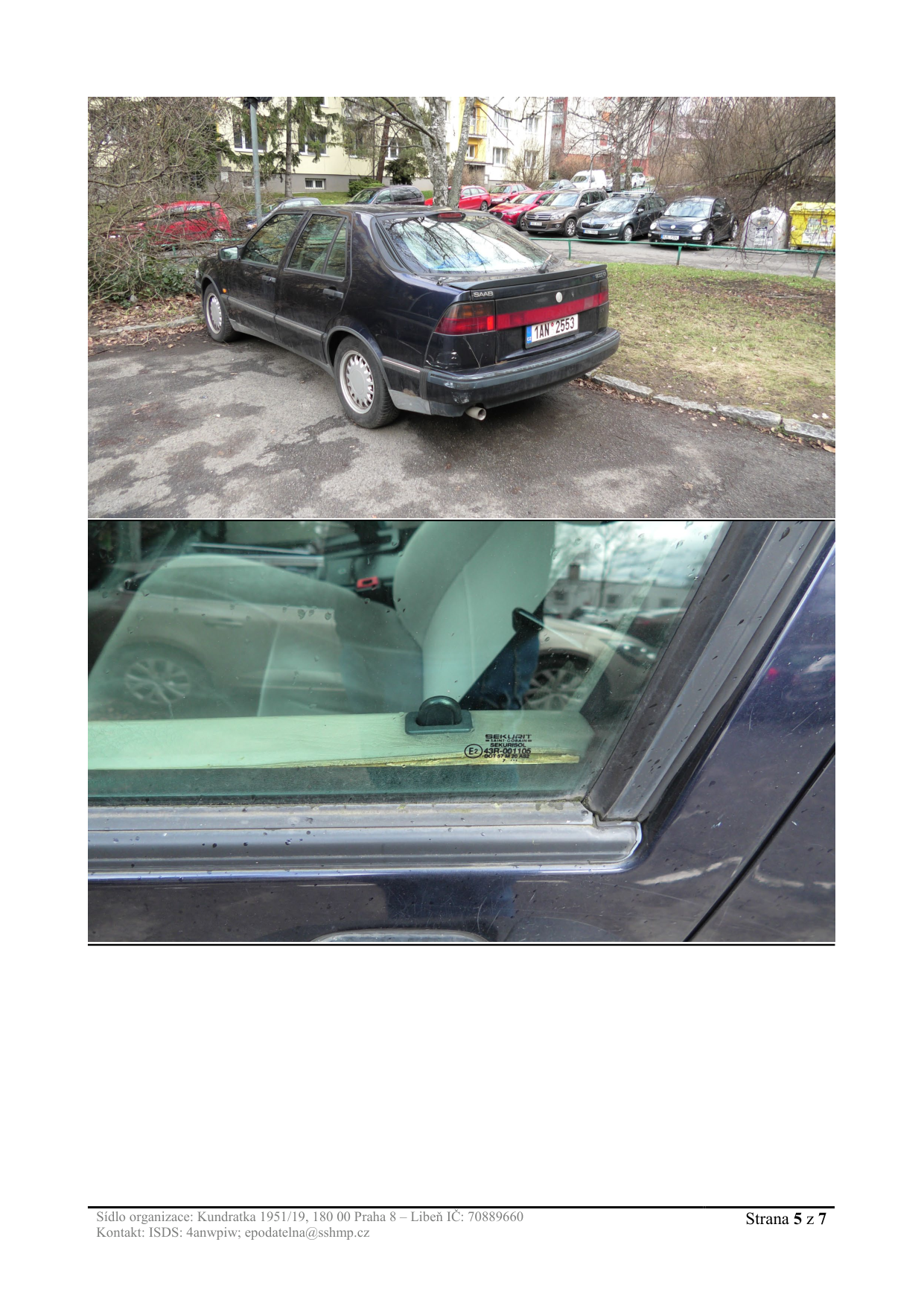 Fotografie automobilu zaparkovaného na pozemku, pravděpodobně sloužící jako dokumentace stavu parcely.