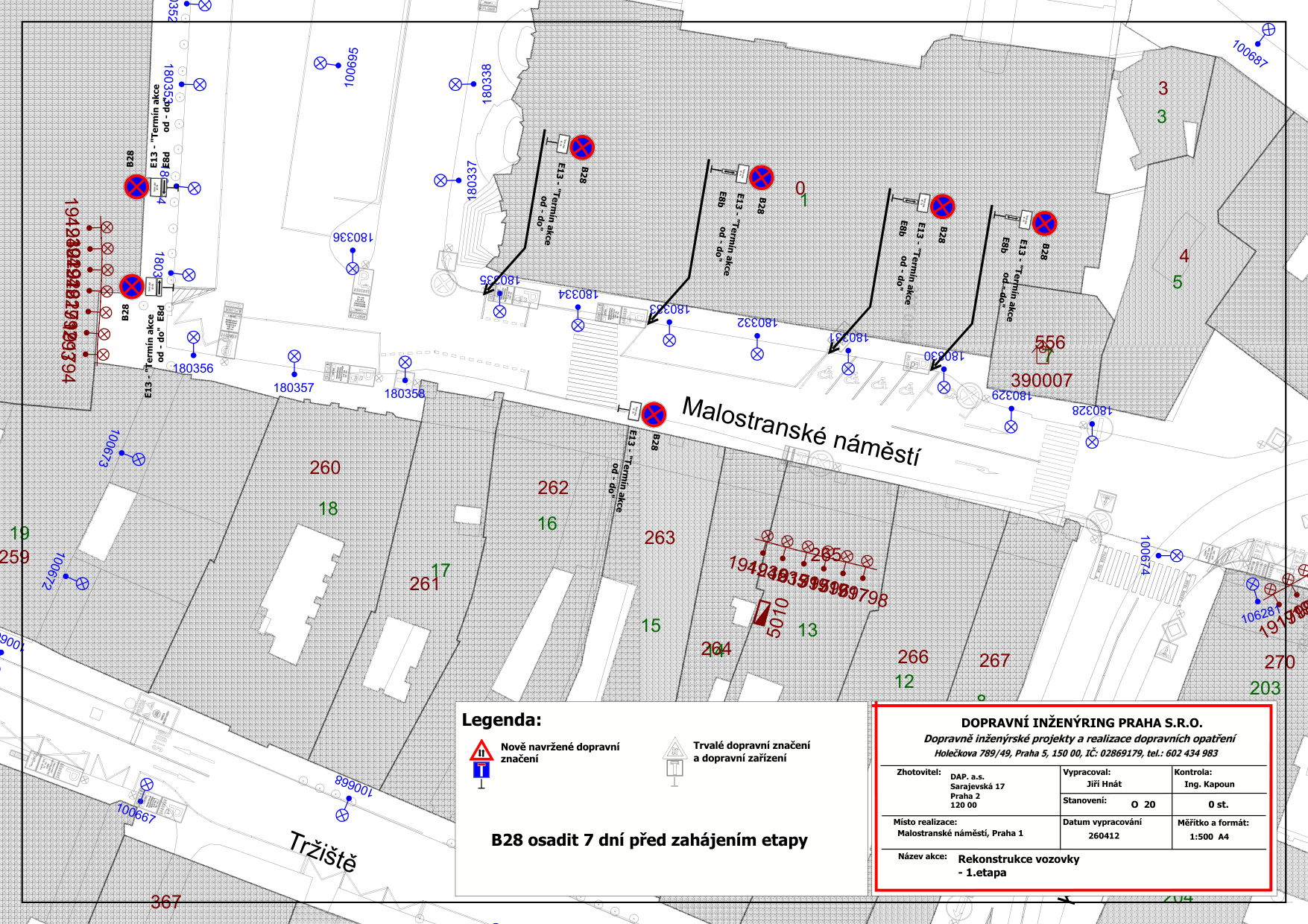 Situační plán dopravního značení pro rekonstrukci vozovky na Malostranském náměstí v Praze 1 (1. etapa). Obsahuje zákresy dopravního značení (značky B28 - zákaz zastavení s dodatkovými tabulkami E13 - termín akce). V mapě jsou vyznačena čísla popisná budov (např. 260, 262, 263, 266, 267, 270) a čísla parcel. V pravém dolním rohu je tabulka s informacemi: Zhotovitel: DAP, a.s., Sarajevská 17, Praha 2; Vypracoval: Jiří Hnát; Kontrola: Ing. Kapoun; Datum vypracování: 260412; Místo realizace: Malostranské náměstí, Praha 1; Název akce: Rekonstrukce vozovky - 1. etapa. Legenda uvádí: 'B28 osadit 7 dní před zahájením etapy'.