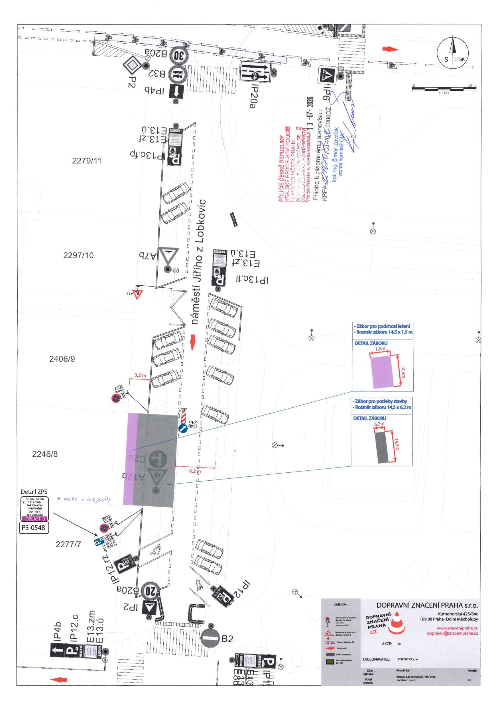 Situační nákres dopravního značení pro zábor na náměstí Jiřího z Lobkovic. Obsahuje: Detail ZPS (P3-0548), vyznačené plochy záboru (14,5 x 6,2 m pro potřeby stavby a 14,5 x 1,5 m pro podchozí lešení). Značky: IP4b, IP12.c, E13.zm, E13.ú, IP2, B20a, A12d, C2d, C4b, 4a, A15, A7b, IP13c.fl, E13.zf, E13.ú, IP13c.fp, B32, IP6, IP20a. Razítko Policie České republiky, Krajské ředitelství policie hlavního města Prahy, odbor dopravního inženýrství, datum 13-07-2026, podepsáno kpt. Ing. Šimonem Zdvořákem. Informace o zhotoviteli: DOPRAVNÍ ZNAČENÍ PRAHA s.r.o., Kutnohorská 425/84c, 109 00 Praha-Dolní Měcholupy, www.znacenipraha.cz, doprava@znacenipraha.cz.