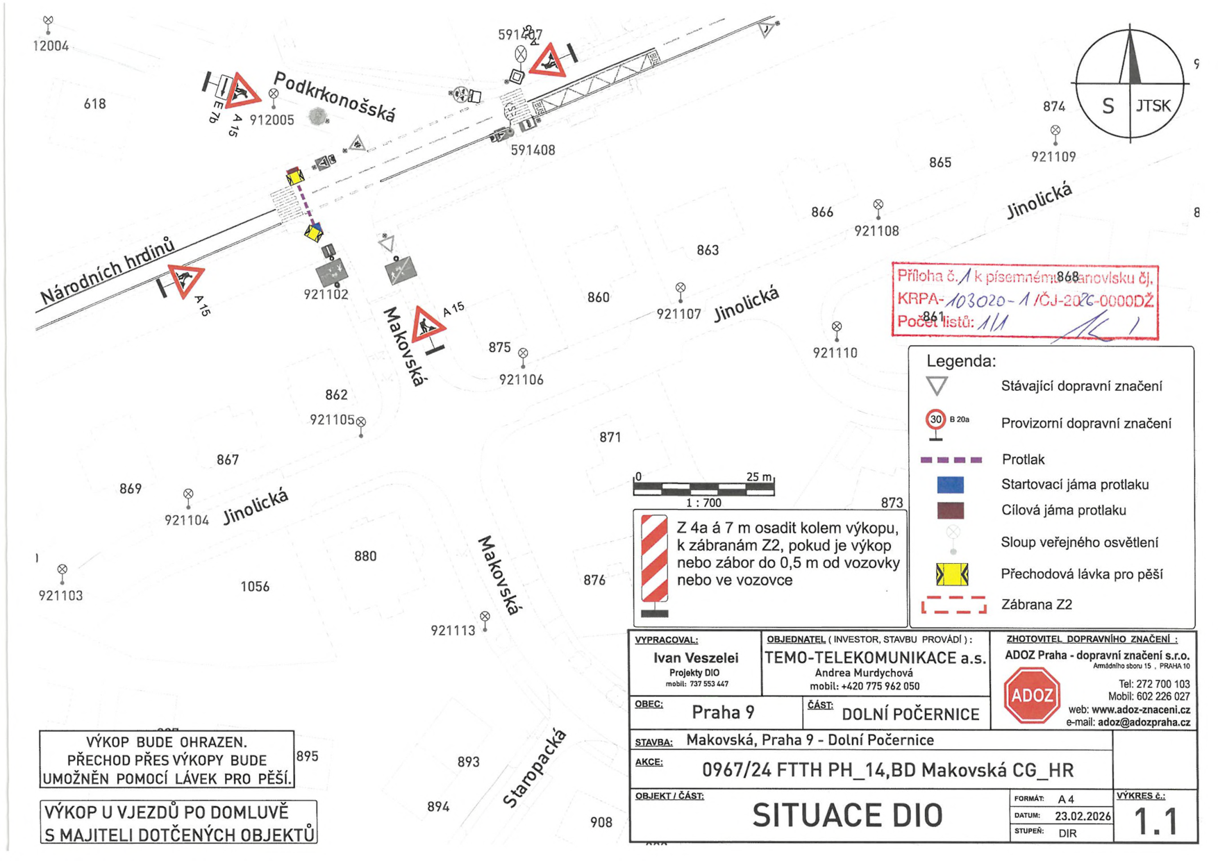Situační nákres dopravního značení (DIO) pro stavbu 'FTTH PH_14, BD Makovská CG_HR' v Praze 9 - Dolních Počernicích. Mapa zobrazuje ulice Podkrkonošská, Jinolická, Makovská a Staropacká s vyznačením výkopů, přechodových lávek, zábran Z2 a dopravního značení (A 15). Texty v dokumentu: 'VÝKOP BUDE OHRAZEN. PŘECHOD PŘES VÝKOPY BUDE UMOŽNĚN POMOCÍ LÁVEK PRO PĚŠÍ.', 'VÝKOP U VJEZDŮ PO DOMLUVĚ S MAJITELI DOTČENÝCH OBJEKTŮ', 'Z 4a á 7 m osadit kolem výkopu, k zábranám Z2, pokud je výkop nebo zábor do 0,5 m od vozovky nebo ve vozovce'. Razítko: 'Příloha č. 1 k písemnému stanovisku čj. KRPA-103020-1/ČJ-2026-0000D2'. Informace o projektu: Vypracoval Ivan Veszelei (Projekty DIO), objednatel TEMO-TELEKOMUNIKACE a.s., zhotovitel ADOZ Praha (tel: 272 700 103, mobil: 602 226 027, web: adoz-znaceni.cz). Datum: 23.02.2026, výkres č. 1.1.