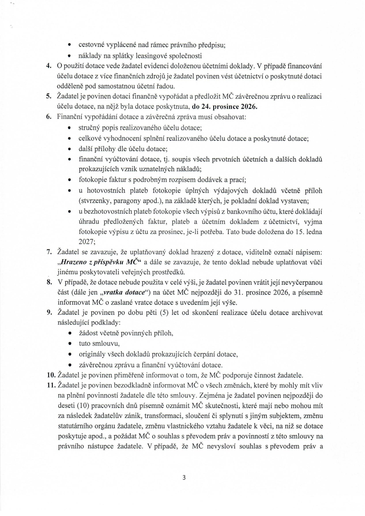 Strana 3 smlouvy o poskytnutí dotace obsahující body 4 až 11: 4. Povinnost vést oddělenou evidenci dotace. 5. Povinnost finančně vypořádat dotaci a předložit závěrečnou zprávu do 24. prosince 2026. 6. Náležitosti závěrečné zprávy (popis účelu, vyhodnocení, soupis dokladů, faktury, výpisy z účtu). 7. Povinnost označit doklady nápisem 'Hrazeno z příspěvku MČ'. 8. Povinnost vrátit nevyčerpanou část dotace do 31. prosince 2026. 9. Povinnost archivovat dokumentaci po dobu 5 let. 10. Povinnost informovat o podpoře ze strany MČ. 11. Povinnost informovat MČ o změnách (zánik, transformace, změna statutárního orgánu) do 10 pracovních dnů.