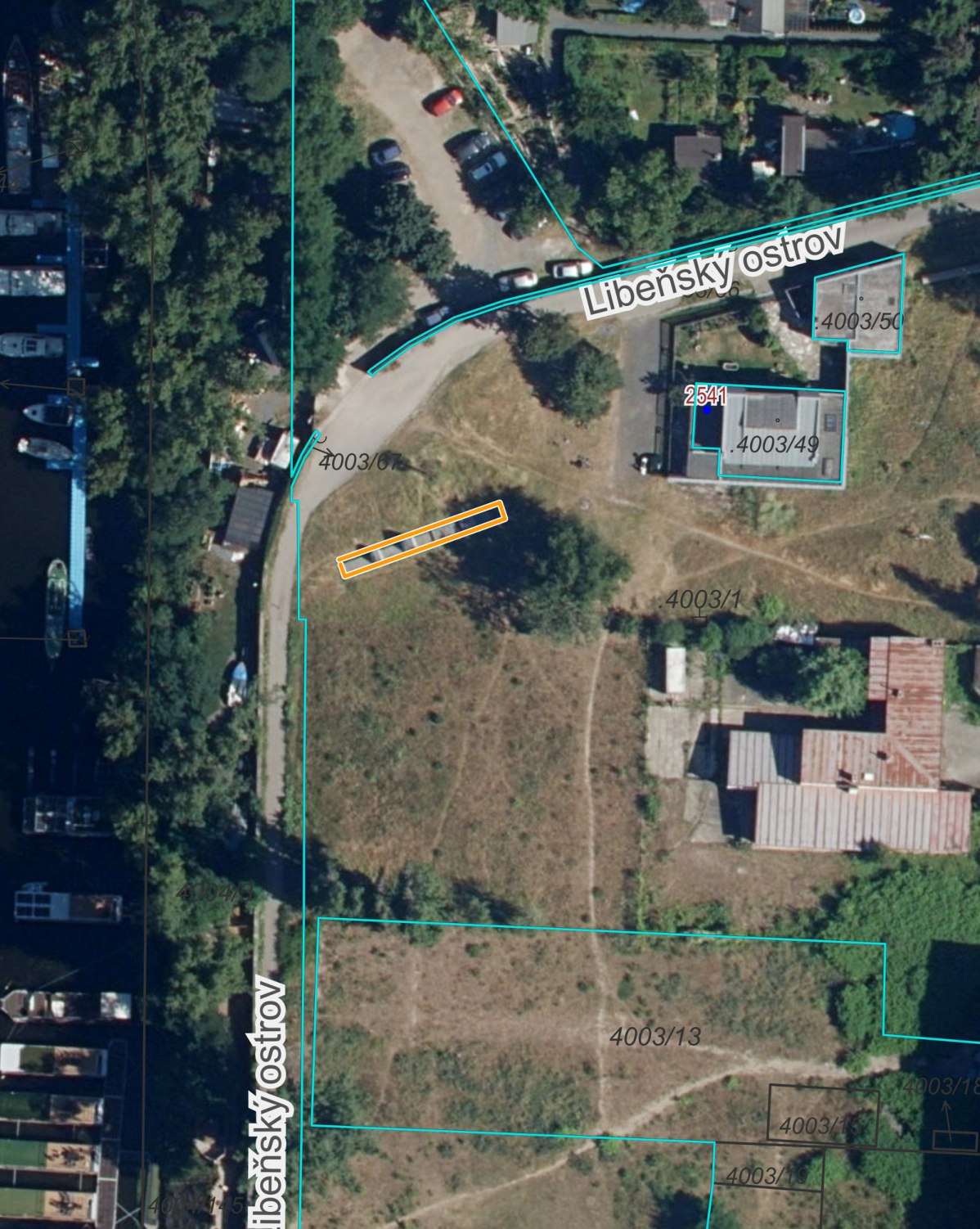 Ortofoto mapa s vyznačenými hranicemi parcel a zvýrazněným objektem na Libeňském ostrově.