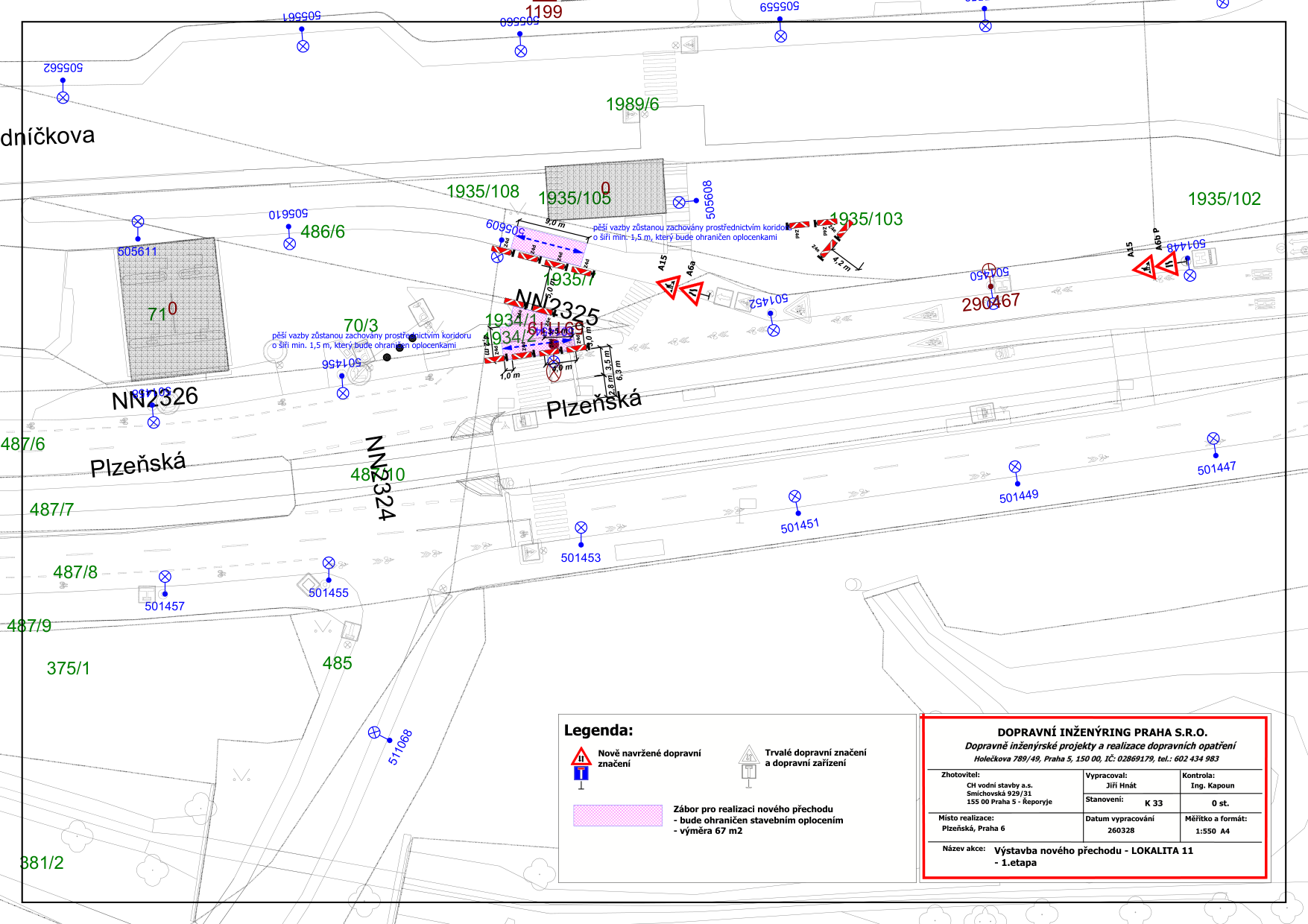 Situační plán dopravního značení pro stavbu nového přechodu na ulici Plzeňská (Lokalita 11, 1. etapa). Dokument obsahuje katastrální mapu s vyznačením záboru pro realizaci přechodu (výměra 67 m2), koridory pro pěší o šířce min. 1,5 m a návrh dopravního značení. V pravém dolním rohu je tabulka s informacemi: DOPRAVNÍ INŽENÝRING PRAHA S.R.O., Holečkova 789/49, Praha 5, 150 00, IČ: 02869179, tel.: 602 434 983. Zhotovitel: CH vodní stavby a.s., Smíchovská 929/31, 155 00 Praha 5 - Řeporyje. Vypracoval: Jiří Hnát, Kontrola: Ing. Kapoun, Stanovení: K 33, Datum vypracování: 260328, Měřítko: 1:550 A4. Název akce: Výstavba nového přechodu - LOKALITA 11 - 1.etapa.