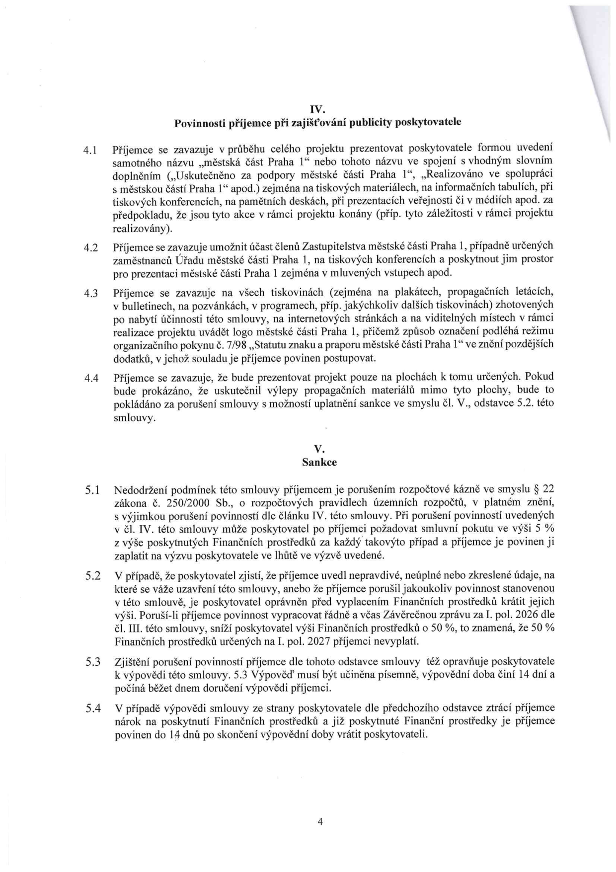 Část smlouvy obsahující články IV. a V. Článek IV. 'Povinnosti příjemce při zajišťování publicity poskytovatele' specifikuje povinnost uvádět název 'městská část Praha 1' na všech materiálech, umožnit účast zástupců městské části na akcích a dodržovat pravidla pro označení dle organizačního pokynu č. 7/98. Článek V. 'Sankce' definuje důsledky porušení smlouvy, včetně možnosti uložení smluvní pokuty ve výši 5 % z poskytnutých prostředků, krácení dotace při nedodání závěrečné zprávy a podmínky pro výpověď smlouvy a vrácení finančních prostředků.
