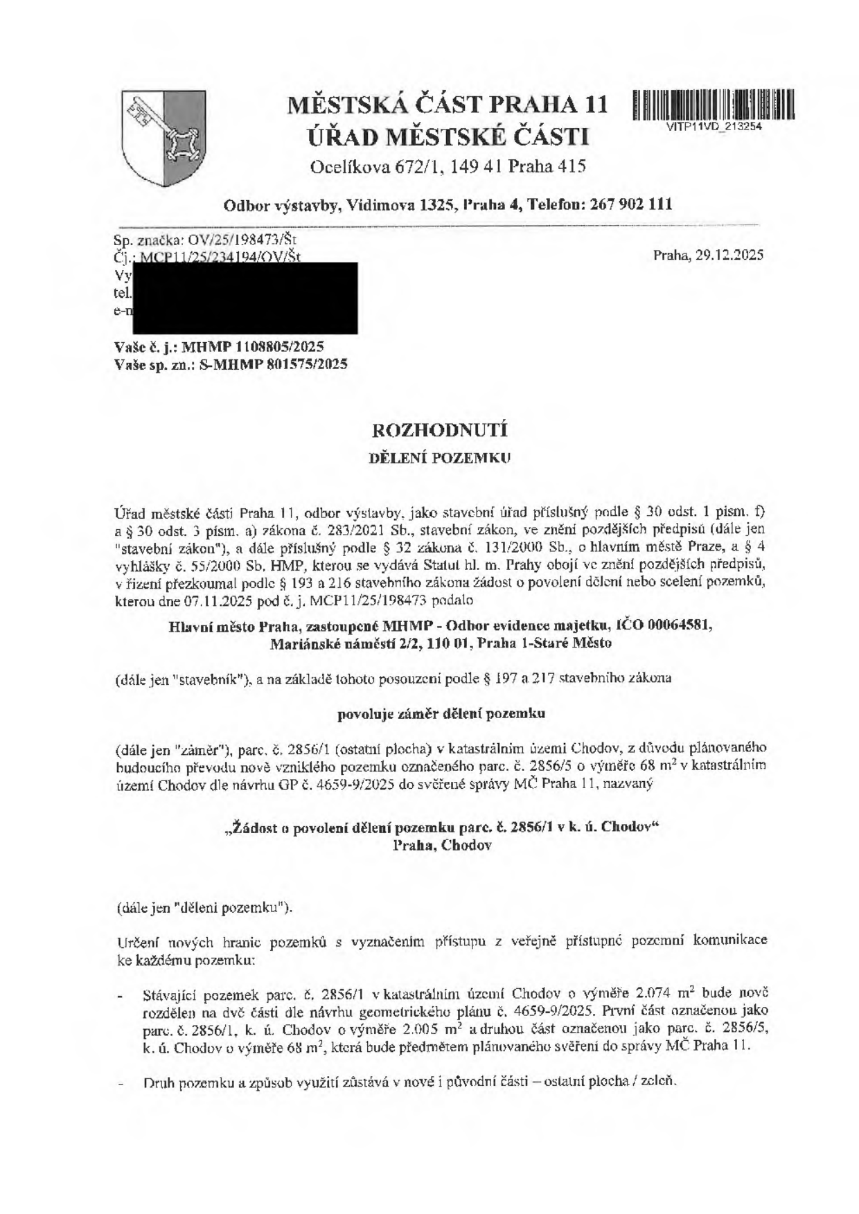 Rozhodnutí o dělení pozemku vydané Městskou částí Praha 11, Odbor výstavby, dne 29.12.2025. Spisová značka: OV/25/198473/Št. Stavebník: Hlavní město Praha, zastoupené MHMP - Odbor evidence majetku. Předmětem je dělení pozemku parc. č. 2856/1 (ostatní plocha) v k.ú. Chodov na dvě části: novou parcelu č. 2856/5 o výměře 68 m² (určenou ke svěřené správě MČ Praha 11) a zbývající část parc. č. 2856/1 o výměře 2005 m². Dělení probíhá dle geometrického plánu č. 4659-9/2025.