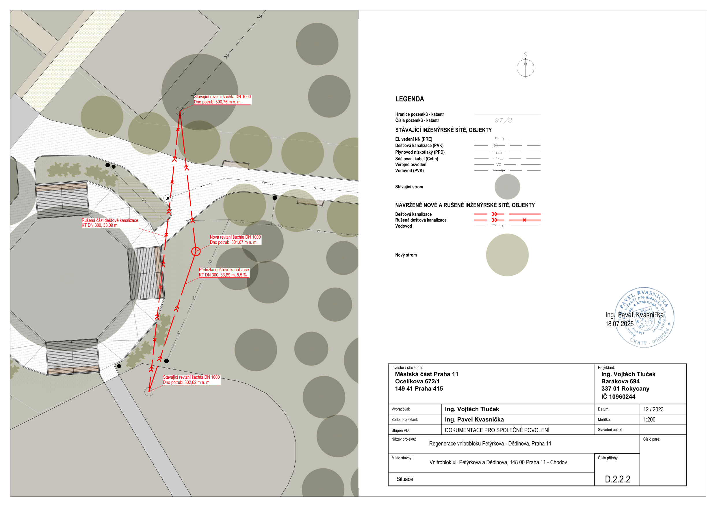 Situační výkres projektu 'Regenerace vnitrobloku Petýrkova - Dědinova, Praha 11'. Dokumentace obsahuje technické údaje o inženýrských sítích (stávající a navržené dešťové kanalizace, revizní šachty DN 1000, kóty dna potrubí). 

Textové údaje z výkresu:
- Investor/stavebník: Městská část Praha 11, Ocelikova 672/1, 149 41 Praha 415
- Projektant: Ing. Vojtěch Tluček, Barákova 694, 337 01 Rokycany, IČ 10960244
- Vypracoval: Ing. Vojtěch Tluček
- Zodp. projektant: Ing. Pavel Kvasnička
- Stupeň PD: DOKUMENTACE PRO SPOLEČNÉ POVOLENÍ
- Název projektu: Regenerace vnitrobloku Petýrkova - Dědinova, Praha 11
- Místo stavby: Vnitroblok ul. Petýrkova a Dědinova, 148 00 Praha 11 - Chodov
- Datum: 12/2023
- Měřítko: 1:200
- Číslo přílohy: D.2.2.2
- Legenda: Hranice pozemků, stávající sítě (EL vedení NN, dešťová kanalizace, plynovod, sdělovací kabel, veřejné osvětlení, stávající strom), navržené a rušené sítě (dešťová kanalizace, rušená dešťová kanalizace, vodovod), nový strom.
- Razítko: Ing. Pavel Kvasnička, datum 18.07.2025.