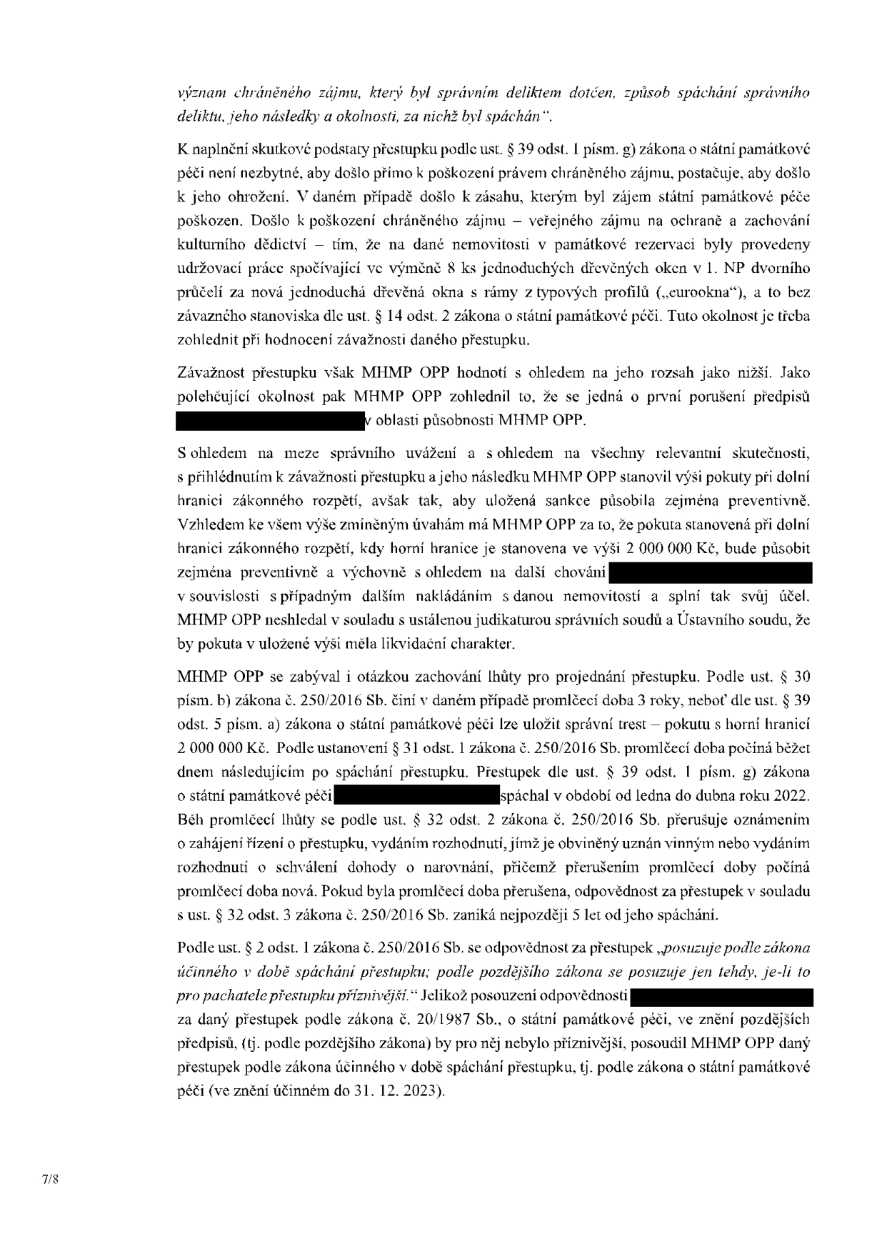 Text dokumentu (strana 7/8) týkající se správního řízení o přestupku podle zákona o státní památkové péči. Obsah: zdůvodnění naplnění skutkové podstaty přestupku (výměna 8 ks oken za eurookna v památkové rezervaci bez závazného stanoviska), hodnocení závažnosti (nižší, první porušení), stanovení výše pokuty (při dolní hranici zákonného rozpětí, preventivní účel, nehrozí likvidační charakter), posouzení promlčecí lhůty (3 roky, přerušení lhůty, zánik odpovědnosti nejpozději po 5 letech) a aplikace zákona (posouzení podle zákona účinného v době spáchání přestupku, tj. zákona č. 20/1987 Sb. ve znění do 31. 12. 2023).