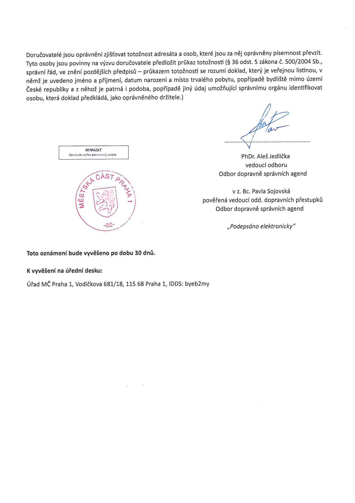 Dokument informuje o oprávnění doručovatele zjišťovat totožnost adresáta a osob oprávněných převzít písemnost dle § 36 odst. 5 zákona č. 500/2004 Sb., správní řád. Dále obsahuje informaci, že oznámení bude vyvěšeno po dobu 30 dnů. Podepsáno: PhDr. Aleš Jedlička, vedoucí odboru, Odbor dopravně správních agend; v z. Bc. Pavla Sojovská, pověřená vedoucí odd. dopravních přestupků, Odbor dopravně správních agend. Místo vyvěšení: Úřad MČ Praha 1, Vodičkova 681/18, 115 68 Praha 1, IDDS: byeb2my. Dokument obsahuje razítko Městská část Praha 1.