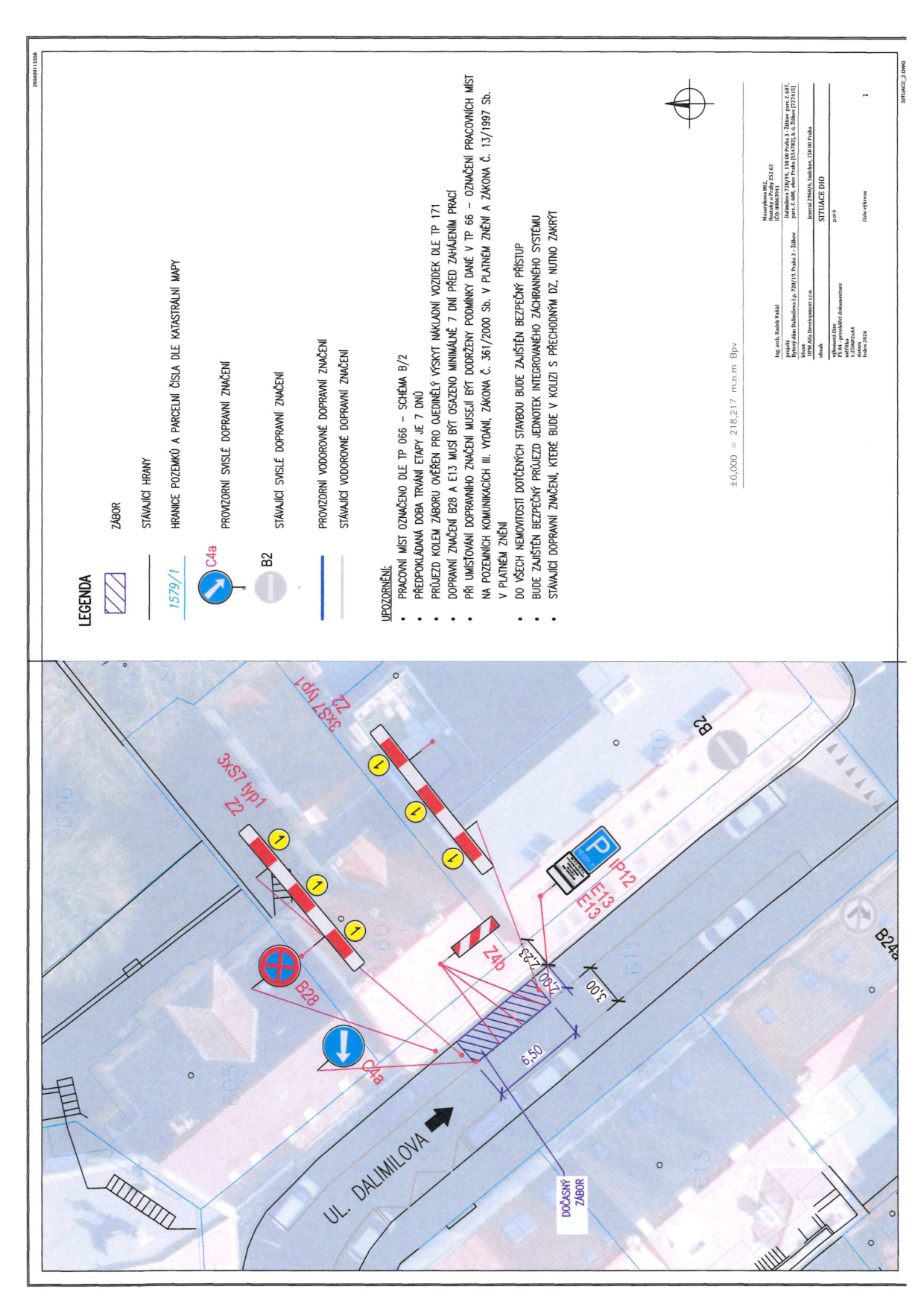 Situační výkres dopravního značení pro ulici Dalimilova. LEGENDA: Zábor (šrafovaná plocha), stávající hrany, hranice pozemků a parcelní čísla dle katastrální mapy (např. 1579/1), provizorní svislé dopravní značení (C4a, B28, B2, IP12, E13), stávající svislé dopravní značení (B2), provizorní vodorovné dopravní značení, stávající vodorovné dopravní značení. UPOZORNĚNÍ: Pracovní místo označeno dle TP 066 – schéma B/2. Předpokládaná doba trvání etapy je 7 dnů. Průjezd kolem záboru ověřen pro ojedinělý výskyt nákladních vozidel dle TP 171. Dopravní značení B28 a E13 musí být osazeno minimálně 7 dní před zahájením prací. Při umísťování dopravního značení musí být dodrženy podmínky dané v TP 66 – označení pracovních míst na pozemních komunikacích III. vydání, zákona č. 361/2000 Sb. v platném znění a zákona č. 13/1997 Sb. v platném znění. Do všech nemovitostí dotčených stavbou bude zajištěn bezpečný přístup. Bude zajištěn bezpečný průjezd jednotek integrovaného záchranného systému. Stávající dopravní značení, které bude v kolizi s přechodným DZ, nutno zakrýt. Výkres obsahuje technické údaje: ±0,000 = 218,217 m.n.m Bpv. Informace o projektu: Ing. arch. Radek Valášek, projekt: Bytový dům Dalimilova č.p. 728/19, Praha 3 - Žižkov, parc. č. 688, obec Praha [554782], k.ú. Žižkov [727415], EPM Alfa Development s.r.o., obsah: SITUACE DIO, výkresová část: PS 04 - prováděcí dokumentace, měřítko 1:250, datum: leden 2026.