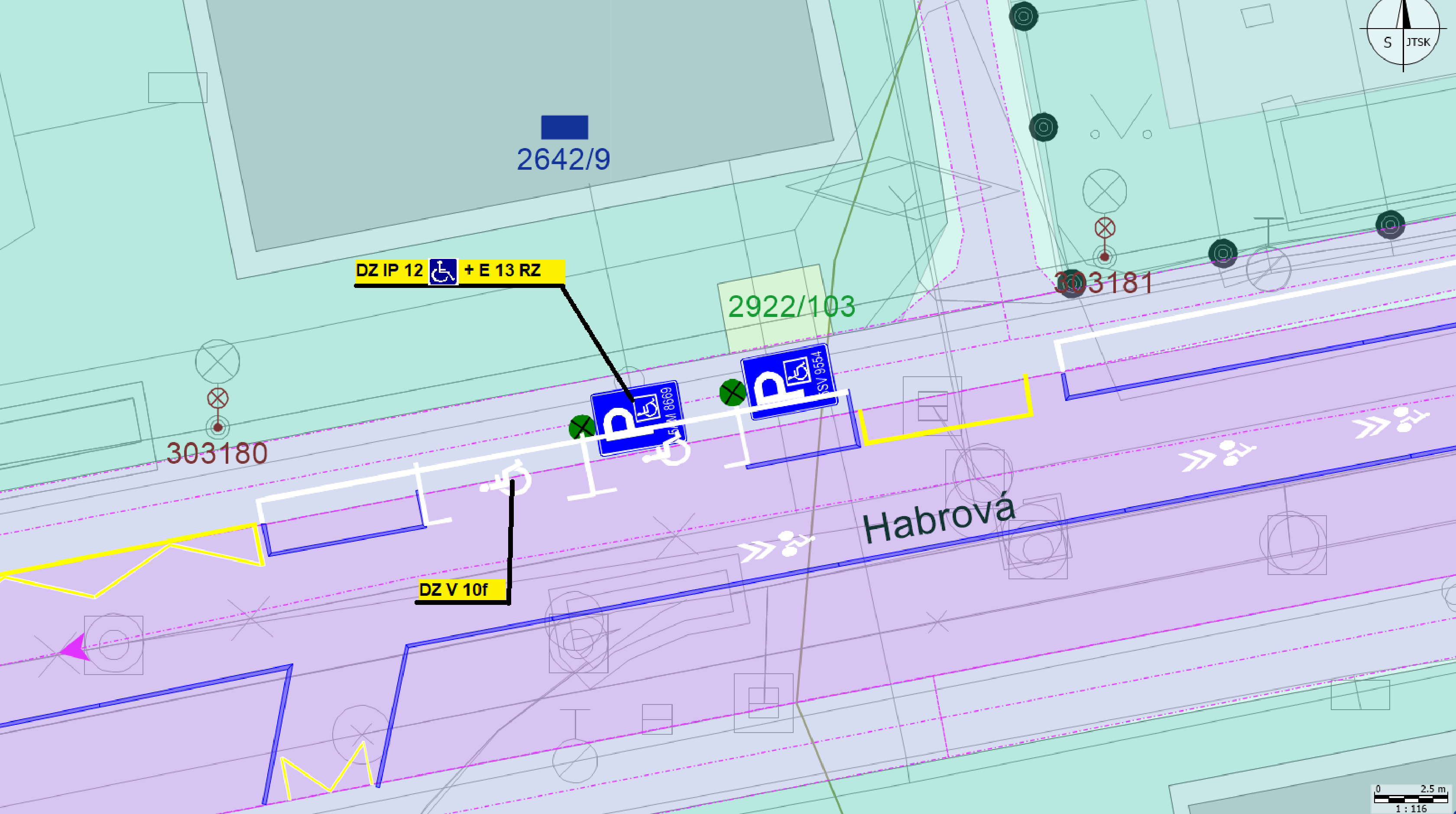 Situační nákres dopravního značení na ulici Habrová. Obsahuje vyznačení parkovacích míst pro invalidy (označeno symboly vozíčkářů a značkami IP 12 + E 13 RZ). V nákresu jsou uvedeny identifikátory: 'DZ IP 12 + E 13 RZ', 'DZ V 10f', čísla parcel '2642/9' a '2922/103', čísla objektů '303180' a '303181', a označení značek 'SV 8669' a 'SV 9554'. Měřítko mapy je 1:116.