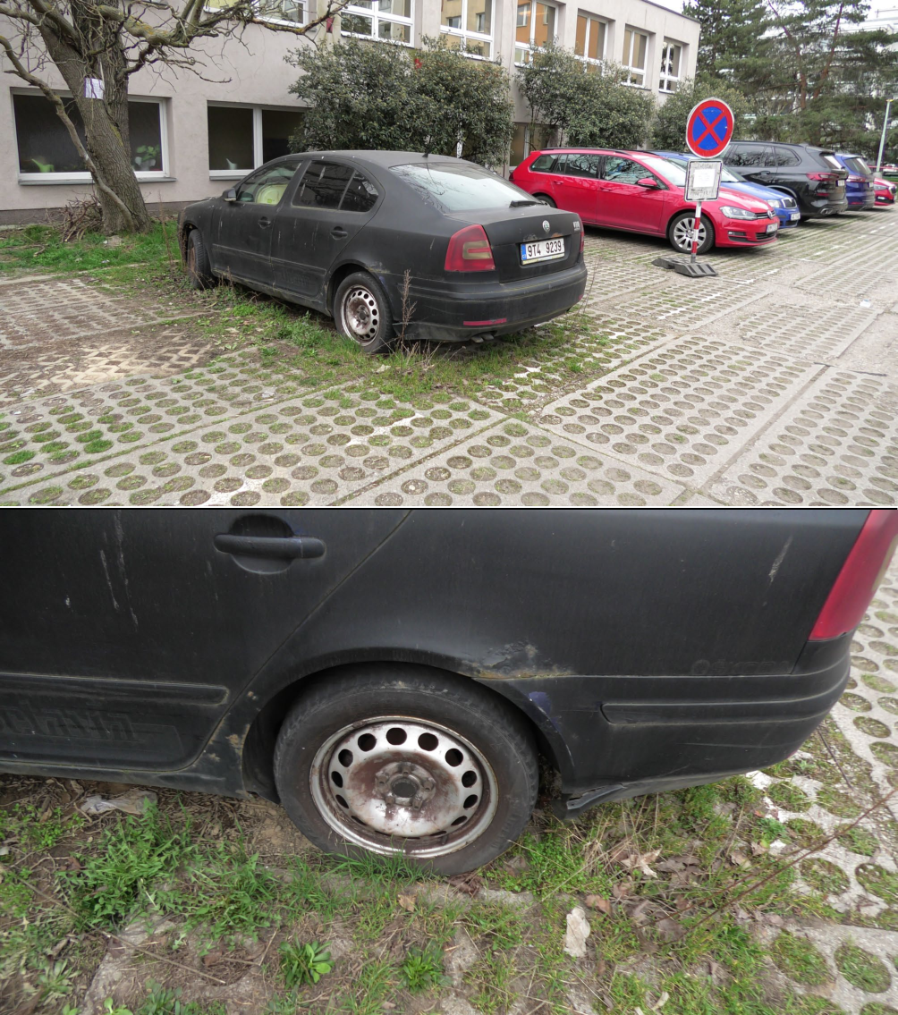 Fotografie černého osobního automobilu značky Škoda (model Octavia) zaparkovaného na zpevněné ploše s travnatým podkladem. Na registrační značce je čitelný text: '9T4 9239'. V pozadí se nachází dopravní značka 'Zákaz zastavení' s dodatkovou tabulkou. Detailní záběr ukazuje poškození karoserie (korozi) nad zadním kolem vozidla.