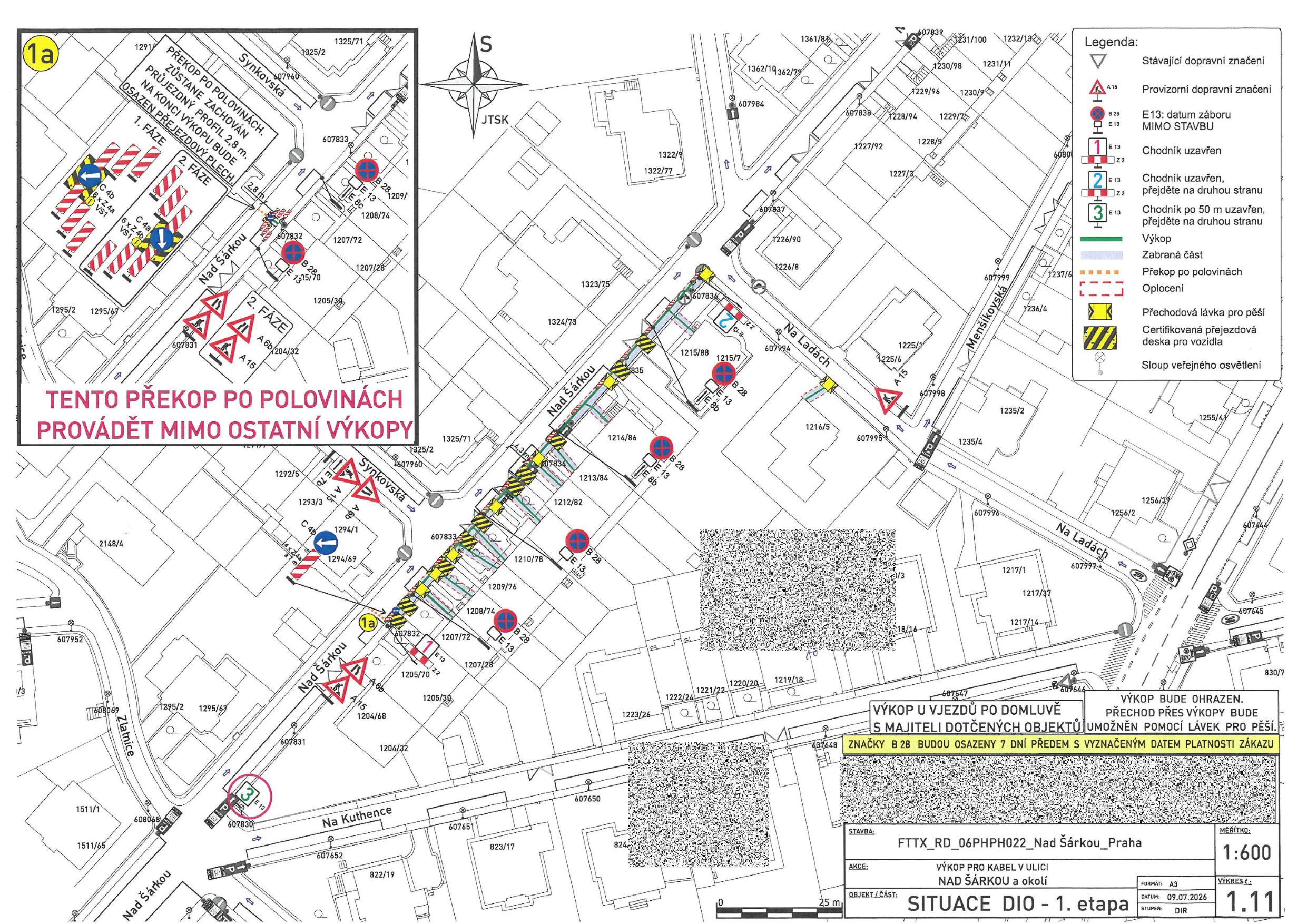 Situační plán dopravního značení (DIO - 1. etapa) pro stavbu 'FTTX_RD_06PHPH022_Nad Šárkou_Praha'. Dokument obsahuje mapu ulice Nad Šárkou a okolí s vyznačenými výkopy, přechody pro pěší a dopravním značením. Klíčové informace: Datum 09.07.2026, měřítko 1:600. Texty v plánu: 'TENTO PŘEKOP PO POLOVINÁCH PROVÁDĚT MIMO OSTATNÍ VÝKOPY', 'PŘEKOP PO POLOVINÁCH ZŮSTANE ZACHOVÁN PRŮJEZDNÝ PROFIL 2,8 m. NA KONCI VÝKOPU BUDE OSAZEN PŘEJEZDOVÝ PLECH', 'VÝKOP BUDE OHRAZEN. PŘECHOD PŘES VÝKOPY BUDE UMOŽNĚN POMOCÍ LÁVEK PRO PĚŠÍ', 'VÝKOP U VJEZDŮ PO DOMLUVĚ S MAJITELI DOTČENÝCH OBJEKTŮ', 'ZNAČKY B 28 BUDOU OSAZENY 7 DNÍ PŘEDEM S VYZNAČENÝM DATEM PLATNOSTI ZÁKAZU'. Legenda obsahuje vysvětlivky k dopravnímu značení (stávající, provizorní, chodník uzavřen, výkop, zabraná část, přechodová lávka, přejezdová deska).