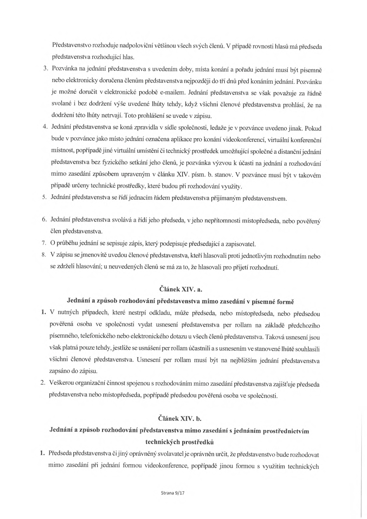 Text dokumentu upravující jednání a rozhodování představenstva. Obsahuje pravidla pro svolávání jednání (písemně/elektronicky 3 dny předem), konání jednání (sídlo společnosti nebo videokonference), hlasování a zápisy. Článek XIV. a. upravuje rozhodování mimo zasedání (per rollam) a Článek XIV. b. upravuje rozhodování mimo zasedání s využitím technických prostředků (videokonference). Strana 9/17.