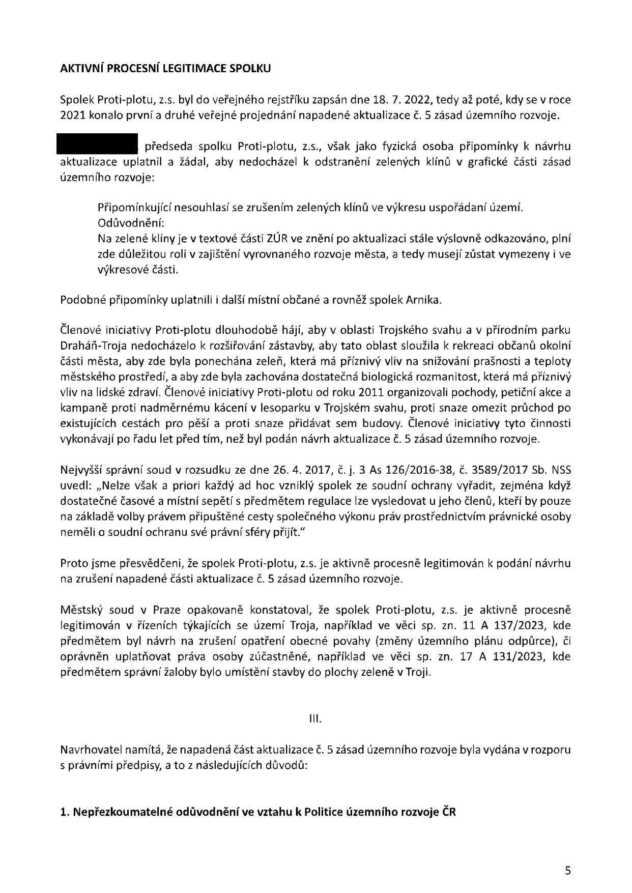 Text dokumentu s názvem 'AKTIVNÍ PROCESNÍ LEGITIMACE SPOLKU'. Dokument argumentuje, proč má spolek Proti-plotu, z.s. právo napadnout aktualizaci č. 5 zásad územního rozvoje. Uvádí, že spolek byl zapsán 18. 7. 2022, ale jeho členové dlouhodobě vyvíjejí aktivity v oblasti Trojského svahu a přírodního parku Draháň-Troja. Dokument cituje judikát Nejvyššího správního soudu ze dne 26. 4. 2017 (č. j. 3 As 126/2016-38, č. 3589/2017 Sb. NSS) na podporu své procesní legitimace a odkazuje na předchozí rozhodnutí Městského soudu v Praze (sp. zn. 11 A 137/2023 a 17 A 131/2023). V závěru dokument začíná bodem '1. Nepřezkoumatelné odůvodnění ve vztahu k Politice územního rozvoje ČR'.