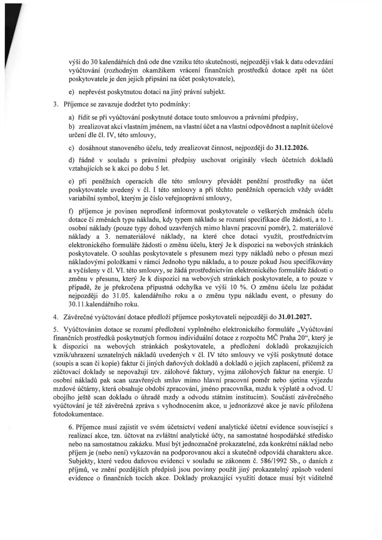 Výňatek ze smlouvy o poskytnutí dotace: 3. Příjemce se zavazuje dodržet tyto podmínky: a) řídit se smlouvou a předpisy, b) realizovat akci vlastním jménem a na vlastní odpovědnost, c) dosáhnout účelu do 31.12.2026, d) uschovat doklady po dobu 5 let, e) uvádět variabilní symbol při finančních operacích, f) informovat o změnách účelu dotace (osobní, materiálové, nemateriálové náklady) prostřednictvím elektronického formuláře (změny do 31.05. nebo 30.11.). 4. Závěrečné vyúčtování předložit do 31.01.2027. 5. Vyúčtování obsahuje elektronický formulář, doklady o nákladech (faktury, smlouvy, výplatní pásky) a závěrečnou zprávu s fotodokumentací. 6. Příjemce musí vést analytickou účetní evidenci odděleně pro danou akci v souladu se zákonem č. 586/1992 Sb., o daních z příjmů.
