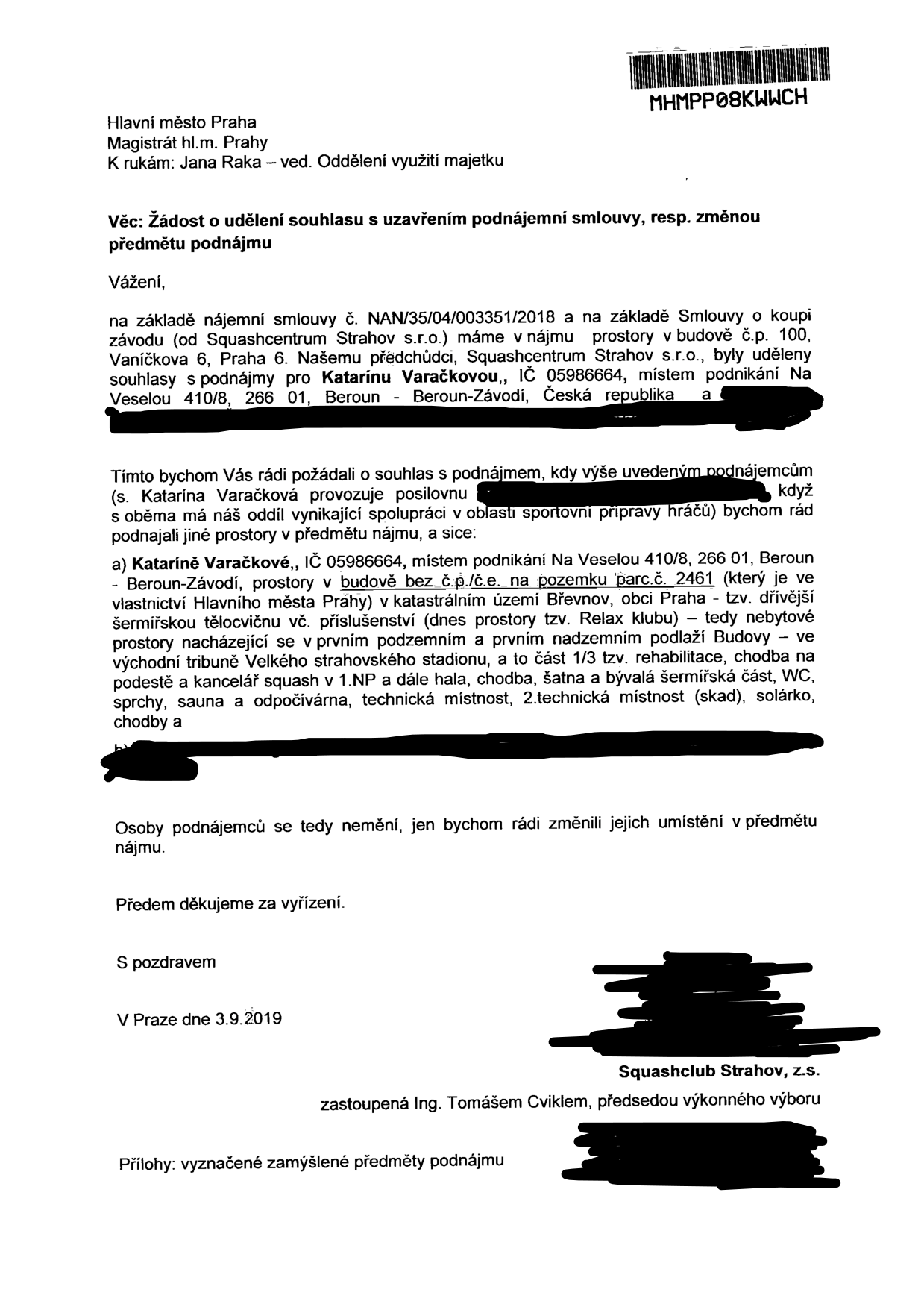 Žádost o udělení souhlasu s uzavřením podnájemní smlouvy, resp. změnou předmětu podnájmu adresovaná Magistrátu hl.m. Prahy, Oddělení využití majetku, k rukám Jany Raky. Žadatel: Squashclub Strahov, z.s., zastoupený Ing. Tomášem Cviklem, předsedou výkonného výboru. Datum: 3. 9. 2019. Předmět žádosti: Změna umístění podnájmu pro Katarínu Varačkovou (IČ 05986664) v prostorách budovy bez č.p./č.e. na pozemku parc.č. 2461 v k.ú. Břevnov (Velký strahovský stadion). Specifikace prostor: bývalá šermířská tělocvična (Relax klub), 1. podzemní a 1. nadzemní podlaží, východní tribuna, zahrnující rehabilitaci, chodbu, kancelář squash, halu, šatnu, WC, sprchy, saunu, odpočívárnu a technické zázemí.