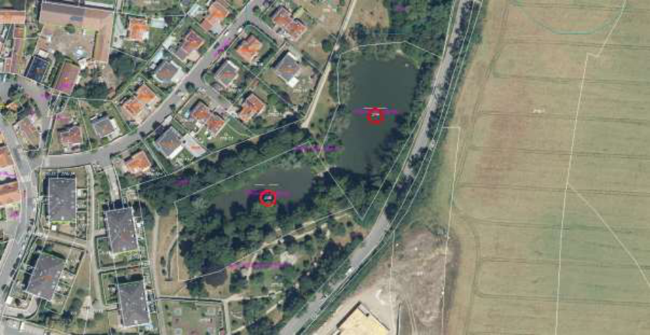 Ortofotomapa území s vyznačenými hranicemi pozemků a červeně označenými body zájmu.