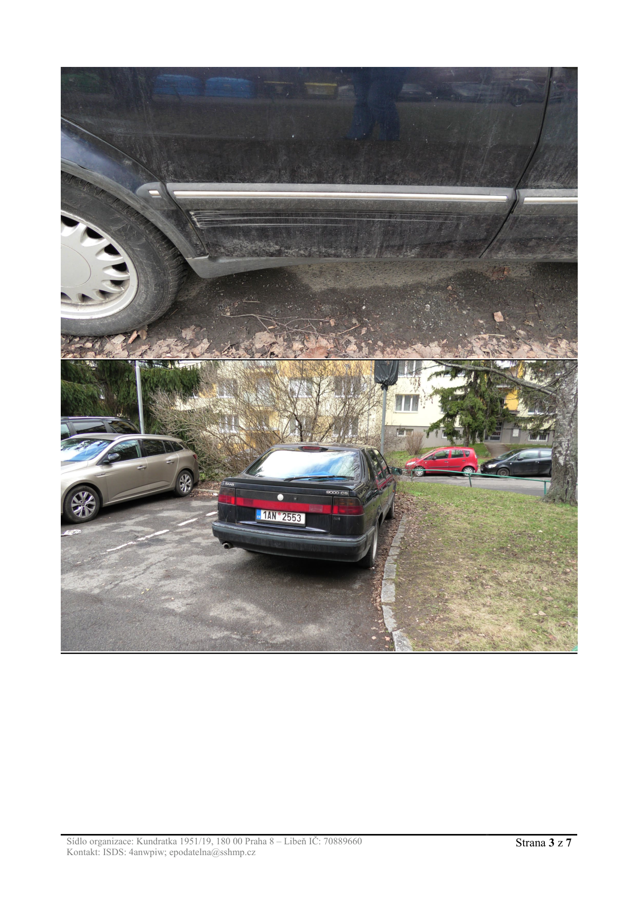 Dokumentační fotografie poškození karoserie černého osobního automobilu značky Saab.