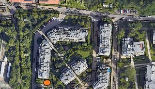 Ortofoto mapa s katastrálními hranicemi a čísly parcel (Patanka, Lindleyova, Rezidence Podbaba). Zobrazeny bytové domy s parcelními čísly např. 2720/42, 2720/4…
