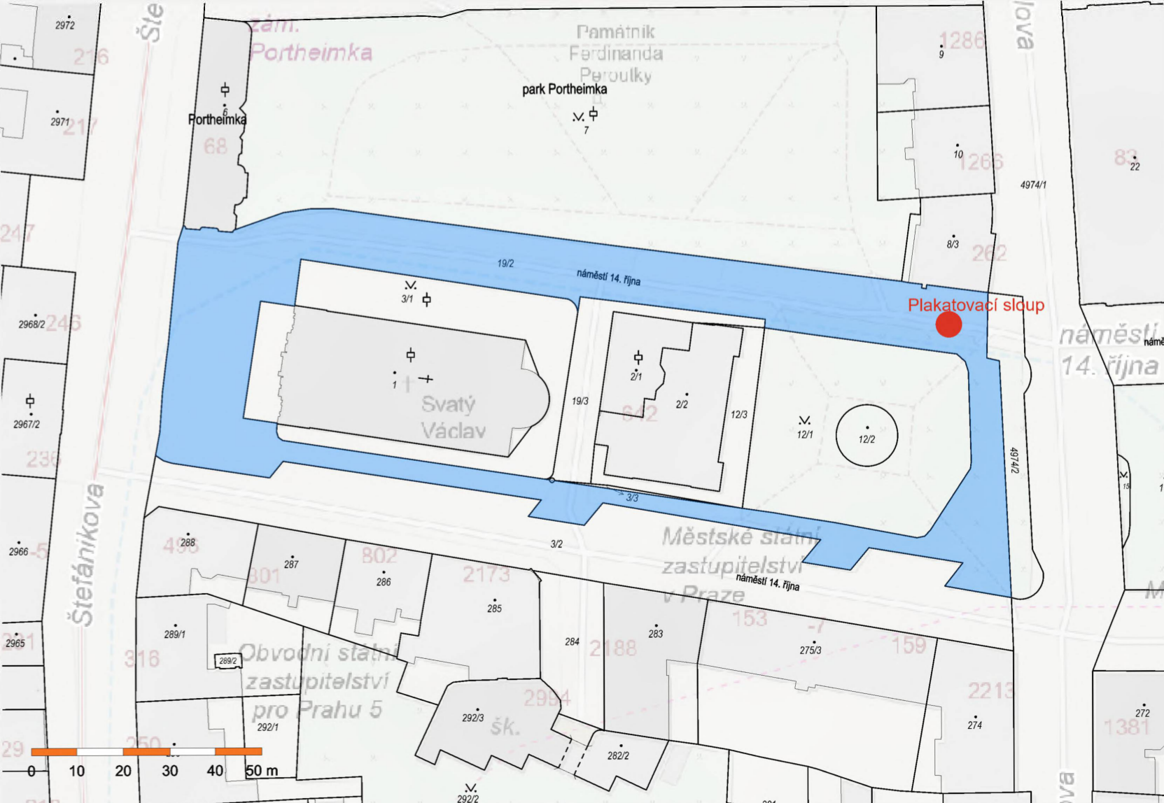 Katastrální situační nákres náměstí 14. října v Praze. Mapa zobrazuje parcely v okolí kostela svatého Václava a parku Portheimka. Vyznačeny jsou objekty: 'Zám. Portheimka', 'Památník Ferdinanda Peroutky', 'park Portheimka', 'Svatý Václav', 'Obvodní státní zastupitelství pro Prahu 5', 'Městské státní zastupitelství v Praze'. Červeným bodem je v pravé části mapy (na parcele 19/2) vyznačeno umístění 'Plakátovací sloup'. Součástí je měřítko (0-50 m).