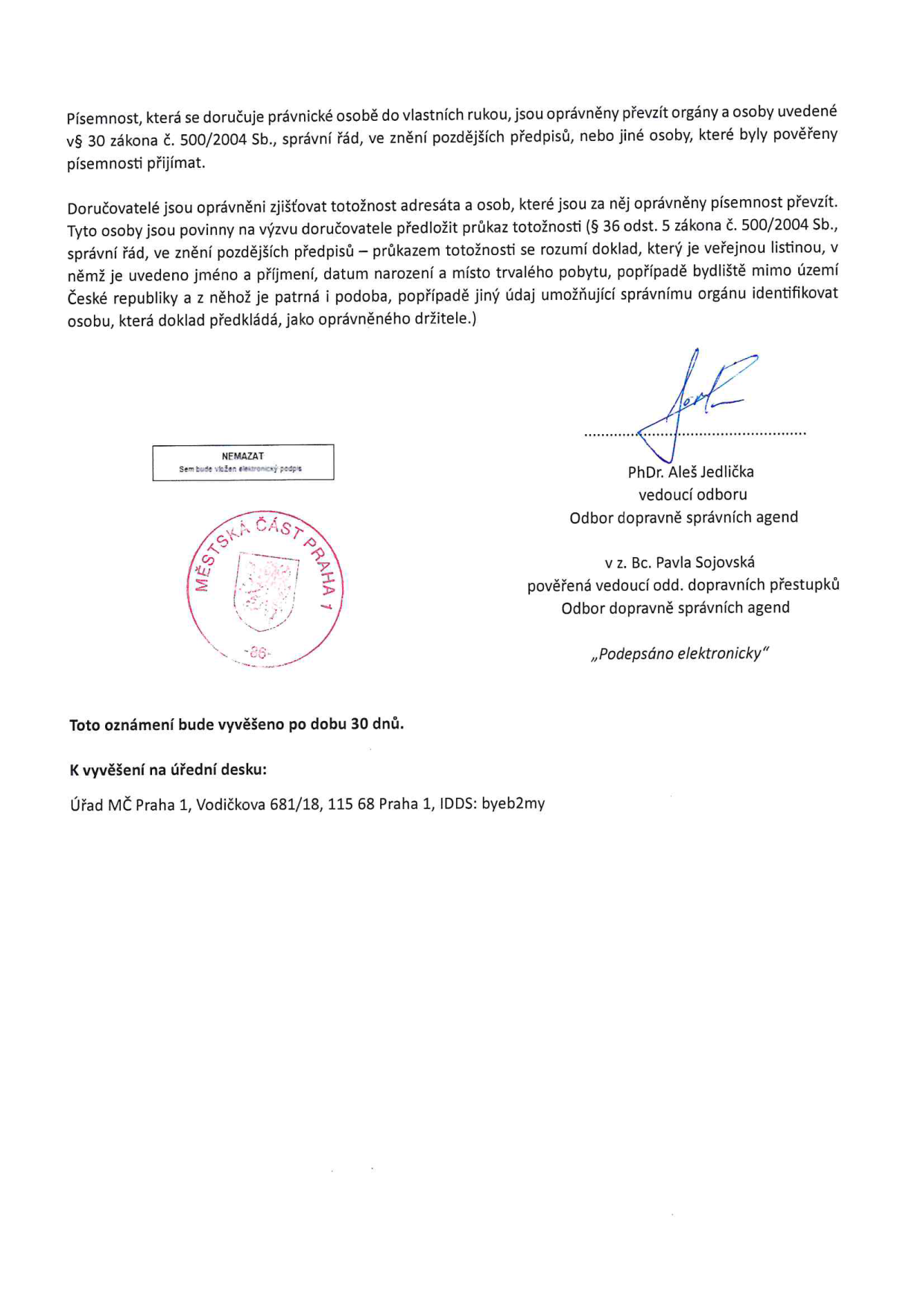Dokument obsahuje poučení o doručování písemností právnické osobě dle zákona č. 500/2004 Sb., správní řád. Doručovatel je oprávněn zjišťovat totožnost adresáta a osob, které jsou oprávněny písemnost převzít, přičemž tyto osoby mají povinnost předložit průkaz totožnosti. Dokument je podepsán PhDr. Alešem Jedličkou (vedoucí odboru dopravně správních agend) v zastoupení Bc. Pavly Sojovské (pověřená vedoucí odd. dopravních přestupků). Uvedeno je, že oznámení bude vyvěšeno na úřední desce po dobu 30 dnů. Místo vyvěšení: Úřad MČ Praha 1, Vodičkova 681/18, 115 68 Praha 1, IDDS: byeb2my.