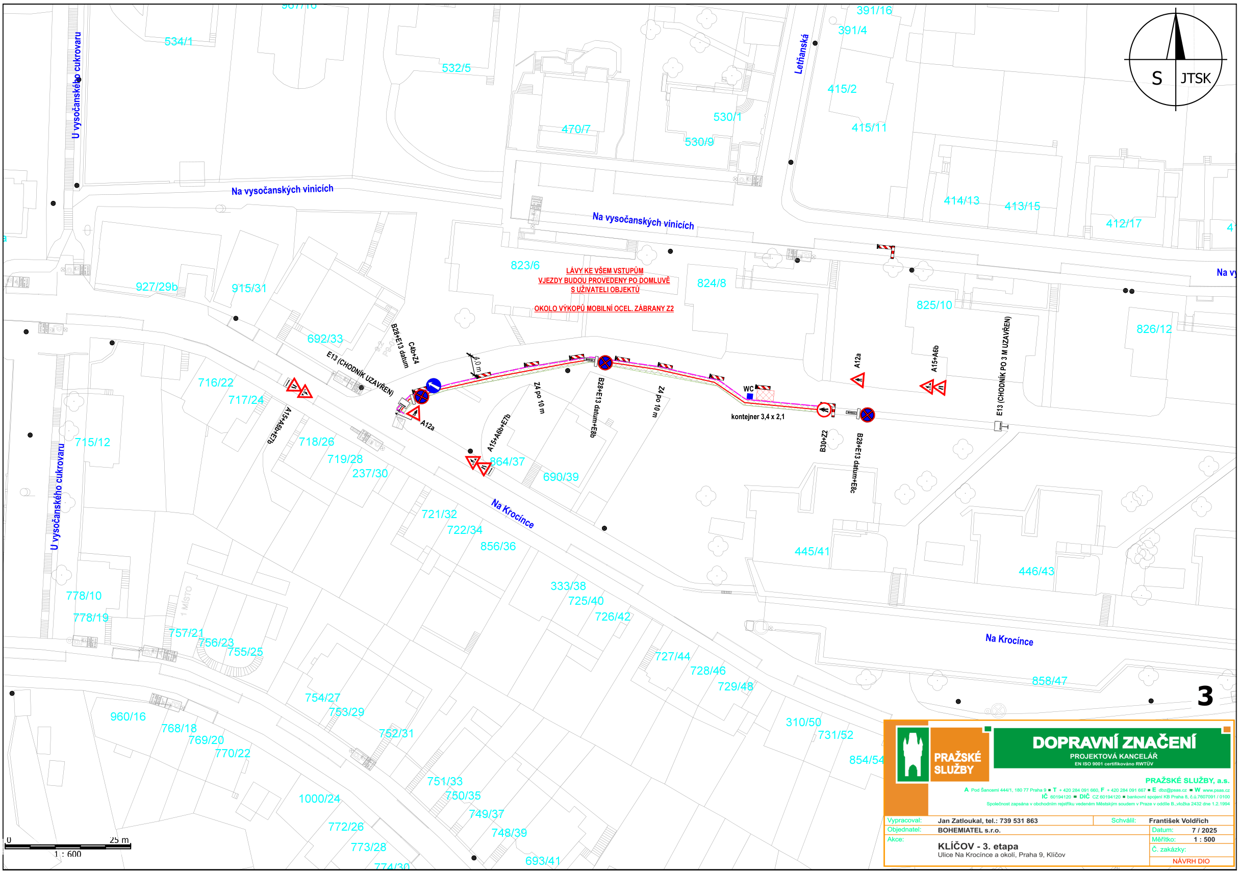 Situační plán dopravního značení pro stavbu 'KLÍČOV - 3. etapa' v ulici Na Krocínce, Praha 9. Dokument obsahuje zákresy dopravního značení (zákaz vjezdu, omezení stání, uzavírky chodníků) v okolí parcel 823/6, 824/8, 825/10 a dalších. Textové poznámky: 'LÁVY KE VŠEM VSTUPŮM VJEZDY BUDOU PROVEDENY PO DOMLUVĚ S UŽIVATELI OBJEKTŮ', 'OKOLO VÝKOPŮ MOBILNÍ OCEL. ZÁBRANY Z2', 'kontejner 3,4 x 2,1'. V pravém dolním rohu je razítko: PRAŽSKÉ SLUŽBY, DOPRAVNÍ ZNAČENÍ, PROJEKTOVÁ KANCELÁŘ. Vypracoval: Jan Zatloukal, tel: 739 531 863. Objednatel: BOHÉMIATEL s.r.o. Datum: 7/2025. Měřítko: 1:500.