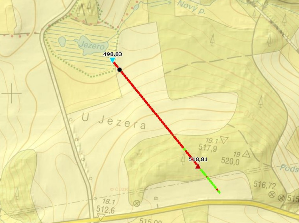 Výřez mapového podkladu s vyznačenou liniovou trasou (pravděpodobně inženýrská síť nebo záměr). V mapě jsou uvedeny následující textové údaje a výškové body: 'Jezero', '498,83', 'U Jezera', '19.1 517,9', '19 520,0', '518,81', '18.1 512,6', '516,72', '515,00', 'Nový p.' a 'Pods'. Trasa je znázorněna červenou přerušovanou čarou s body, začínající u vodní plochy 'Jezero'.