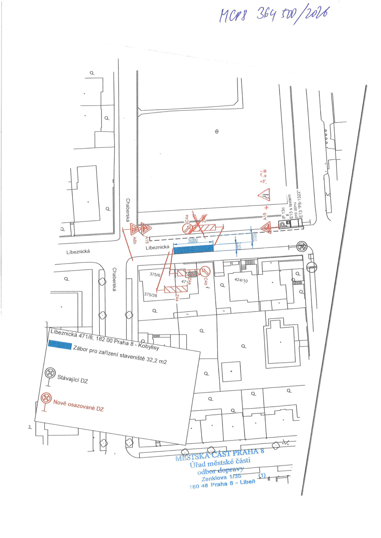 Situační nákres záboru veřejného prostranství pro zařízení staveniště na adrese Líbeznická 471/8, 182 00 Praha 8 - Kobylisy. Celková plocha záboru činí 32,2 m2. Dokument obsahuje značení dopravního značení (stávající a nově osazené DZ), včetně značek A6b, A15, C4a, C4b, Z4a, Z4b, IP 13c a dodatkových tabulek E13. V horní části je uvedeno číslo jednací: MCP8 364 500/2026. V dolní části je razítko: MĚSTSKÁ ČÁST PRAHA 8, Úřad městské části, odbor dopravy, Zenklova 1/35, 180 48 Praha 8 - Libeň.