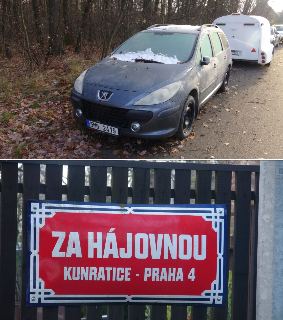 Fotografie zachycuje šedé osobní vozidlo značky Peugeot s českou registrační značkou 5M6 2419 a za ním stojící přívěs na zalesněné cestě. Na druhé fotografii j…