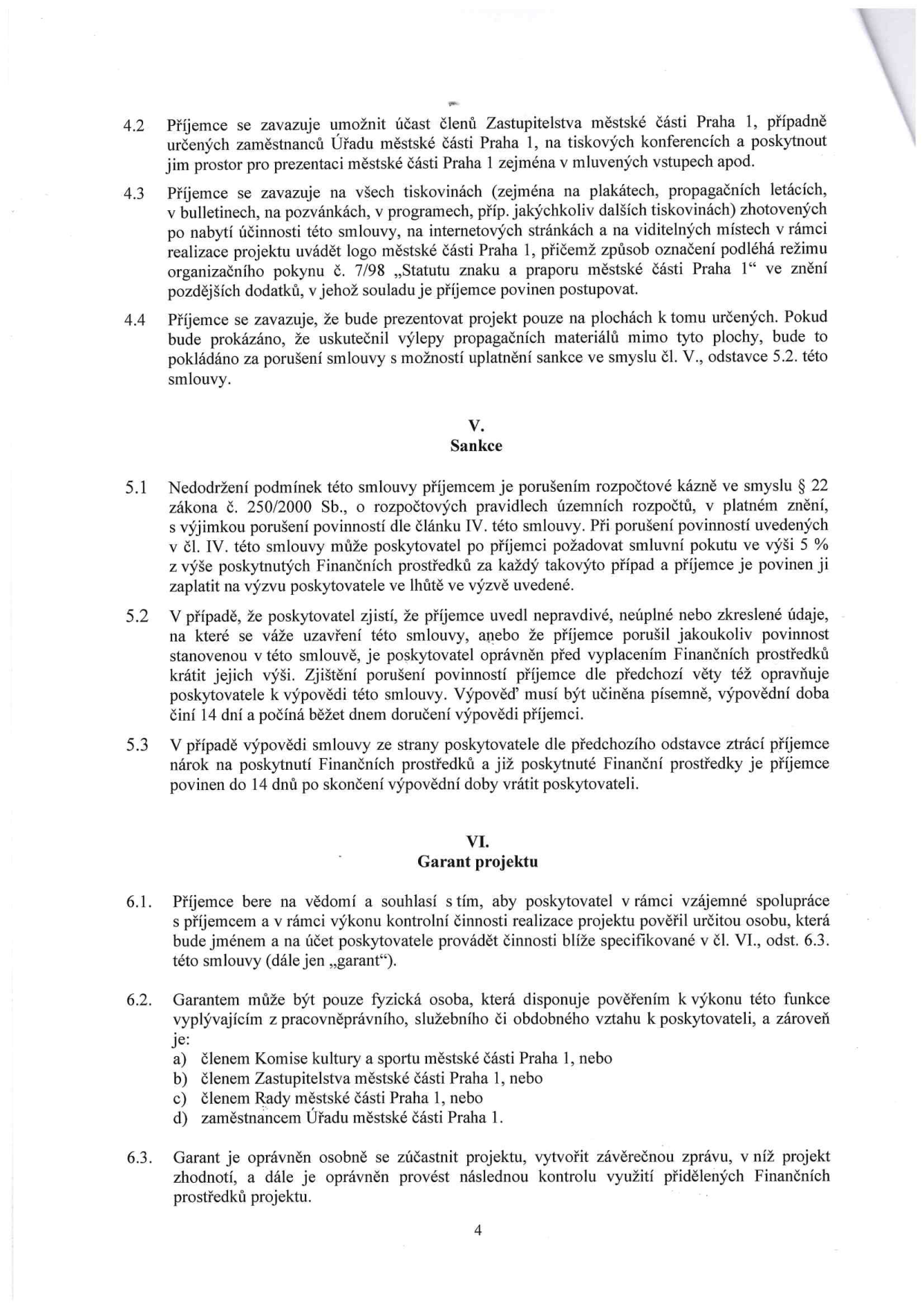 Část smlouvy obsahující body 4.2 až 6.3. Body 4.2-4.4 definují povinnosti příjemce ohledně propagace a prezentace projektu (logo, místa). Článek V (Sankce) definuje následky porušení smlouvy (smluvní pokuta 5 %, krácení prostředků, výpověď). Článek VI (Garant projektu) definuje roli garanta, podmínky pro jeho výběr (člen komise, zastupitelstva, rady nebo zaměstnanec úřadu) a jeho oprávnění (účast na projektu, kontrola, závěrečná zpráva).