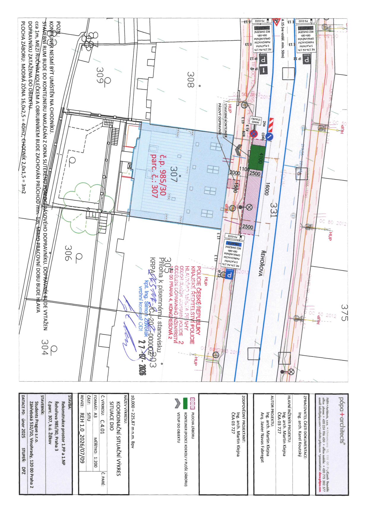 Koordinační situační výkres pro rekonstrukci prostor 1.PP a 1.NP objektu Řehořova 985/30, Praha 3 (parc. č. 307, k.ú. Žižkov). Dokument obsahuje situační nákres záboru veřejného prostranství pro stavební kontejner. 

Textové informace:
- Projektant: pópa+architects, Zřemenicova 10, 110 00 Praha 1.
- Zodpovědný projektant: Ing. arch. Martin Klejna, ČKA 03 727.
- Hlavní inženýr projektu: Ing. arch. Martin Klejna, Arq. Javier Navas Fabregat.
- Stavebník: Students Prague s.r.o., Záhřebská 532/10, Vinohrady, 120 00 Praha 2.
- Datum: únor 2025.
- Poznámky: Kontejner nesmí být umístěn na chodníku. Stavební rum bude do kontejneru nakládán z okna suterénu pomocí pásového dopravníku. Dopravník bude vytažen cca 1m, mezi ručním kolečkem a obrubníkem bude zachován průchod min. 1m. Mimo pracovní dobu bude hlava dopravníku zatažena do objektu.
- Plocha záboru: Modrá zóna 16,0x2,5 = 40m2, chodník 2,0x1,5 = 3m2.
- Razítko: Policie České republiky, Krajské ředitelství policie hlavního města Prahy, odbor služby dopravní policie, oddělení dopravního inženýrství, 100 00 Praha 4, Kongresová 2. Č.j. 202-00000293, datum 27-07-2026.
