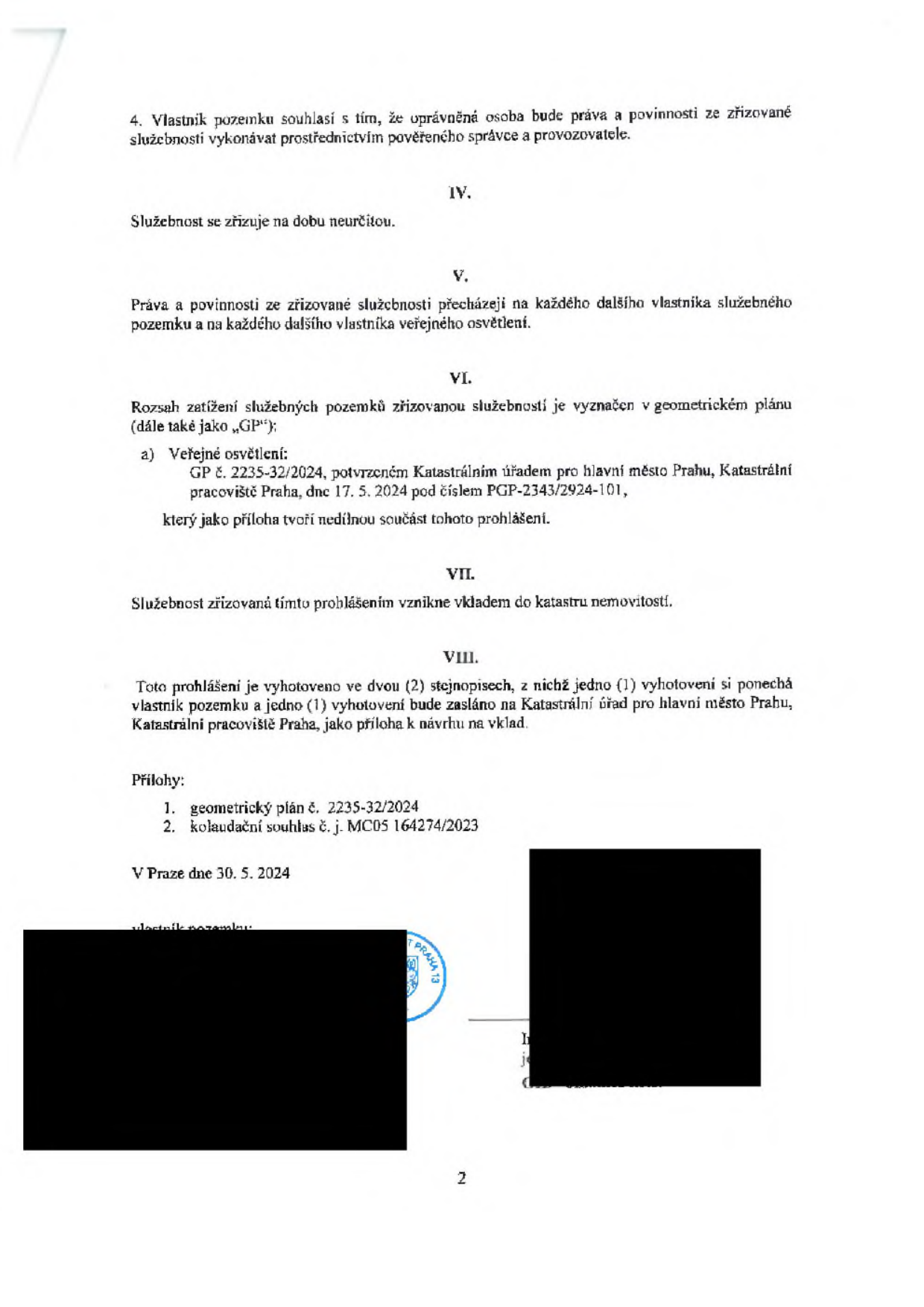 Druhá strana právního dokumentu o zřízení služebnosti. Obsahuje body IV. až VIII.: IV. Služebnost se zřizuje na dobu neurčitou. V. Práva a povinnosti přecházejí na další vlastníky. VI. Rozsah zatížení je vymezen geometrickým plánem (GP č. 2235-32/2024, potvrzen Katastrálním úřadem pro hlavní město Prahu dne 17. 5. 2024 pod č. PGP-2343/2924-101). VII. Služebnost vznikne vkladem do katastru nemovitostí. VIII. Prohlášení je vyhotoveno ve dvou stejnopisech. Přílohy: 1. geometrický plán č. 2235-32/2024, 2. kolaudační souhlas č. j. MC05 164274/2023. Dokument byl podepsán v Praze dne 30. 5. 2024.