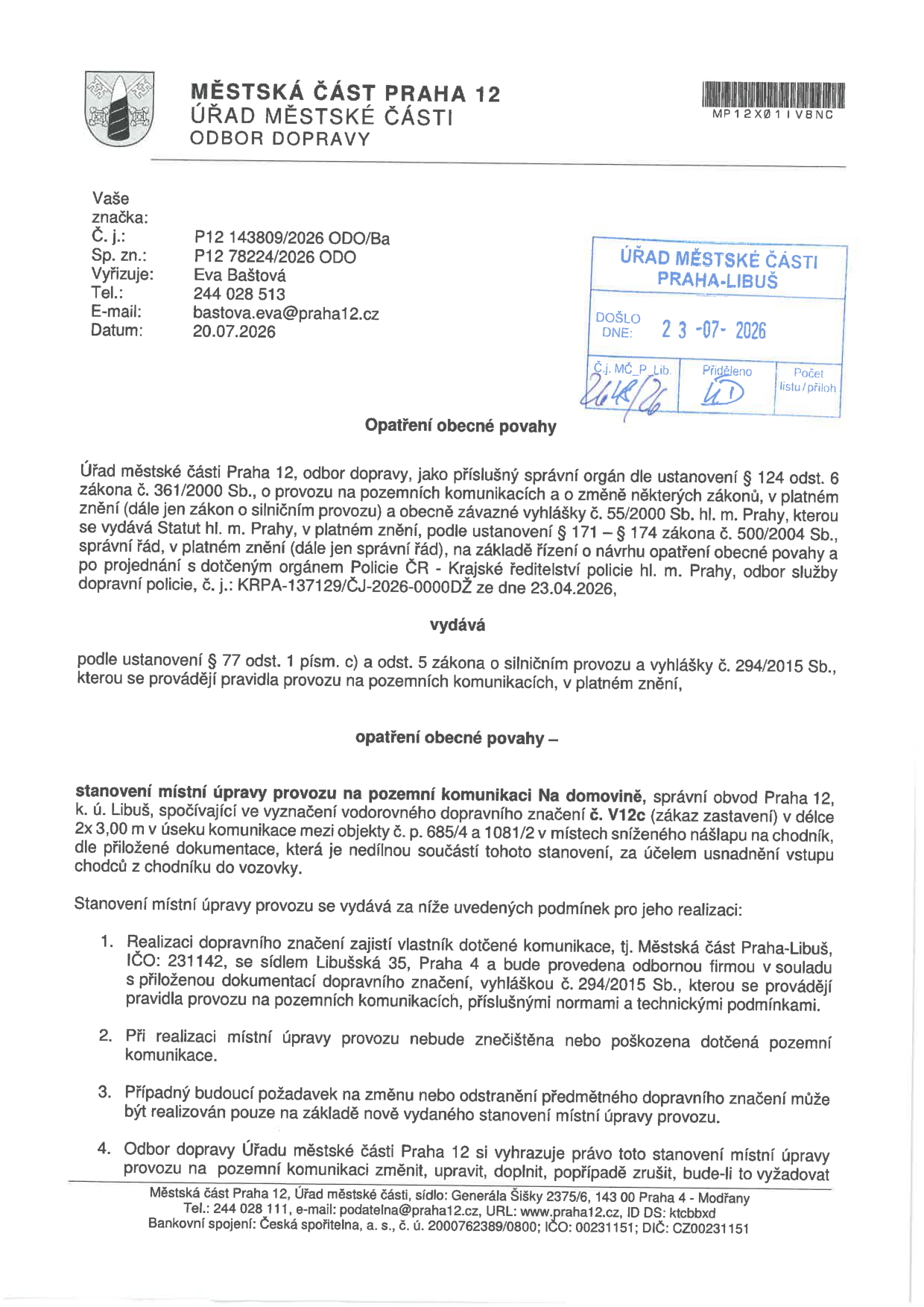 Opatření obecné povahy vydané Městskou částí Praha 12, odborem dopravy, dne 20.07.2026 (č. j. P12 143809/2026 ODO/Ba). Předmětem je stanovení místní úpravy provozu na pozemní komunikaci Na domovině, k. ú. Libuš, spočívající ve vyznačení vodorovného dopravního značení č. V12c (zákaz zastavení) v délce 2x 3,00 m v úseku komunikace mezi objekty č. p. 685/4 a 1081/2 z důvodu sníženého nášlapu na chodník. Realizaci zajistí Městská část Praha-Libuš (IČO: 231142). Dokument obsahuje razítko Úřadu městské části Praha-Libuš s datem doručení 23.07.2026.