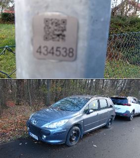 Fotografie veřejného osvětlení s evidenčním číslem 434538 a QR kódem a fotografie zaparkovaných osobních automobilů (stříbrný Peugeot 307 SW s registrační znač…
