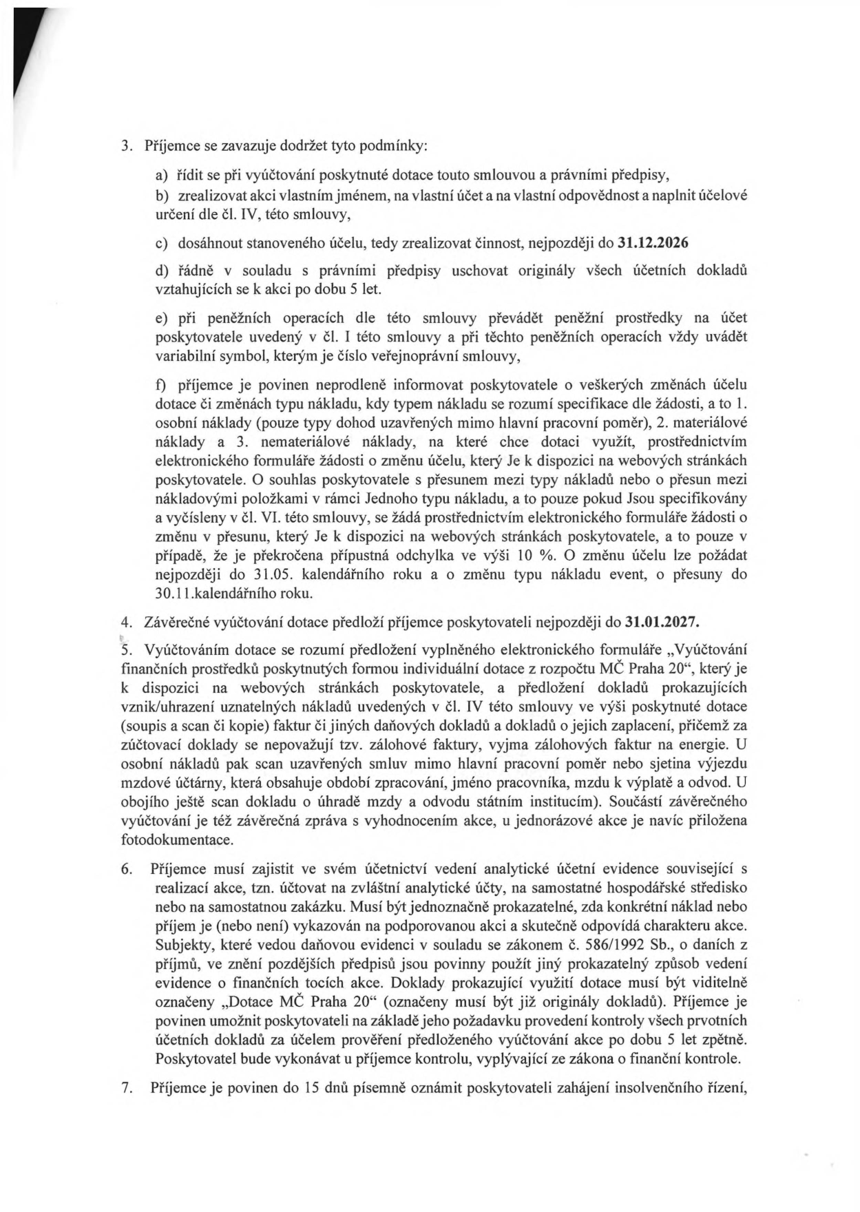 Výňatek ze smlouvy o poskytnutí dotace MČ Praha 20. Bod 3: Povinnosti příjemce (dodržení podmínek, realizace akce do 31.12.2026, archivace dokladů 5 let, uvádění variabilního symbolu, postup při změnách účelu dotace). Bod 4: Termín předložení závěrečného vyúčtování do 31.01.2027. Bod 5: Specifikace náležitostí vyúčtování (elektronický formulář, doklady o zaplacení, fotodokumentace). Bod 6: Požadavky na účetnictví (analytická evidence, označení dokladů 'Dotace MČ Praha 20', kontrola). Bod 7: Povinnost oznámit zahájení insolvenčního řízení do 15 dnů.