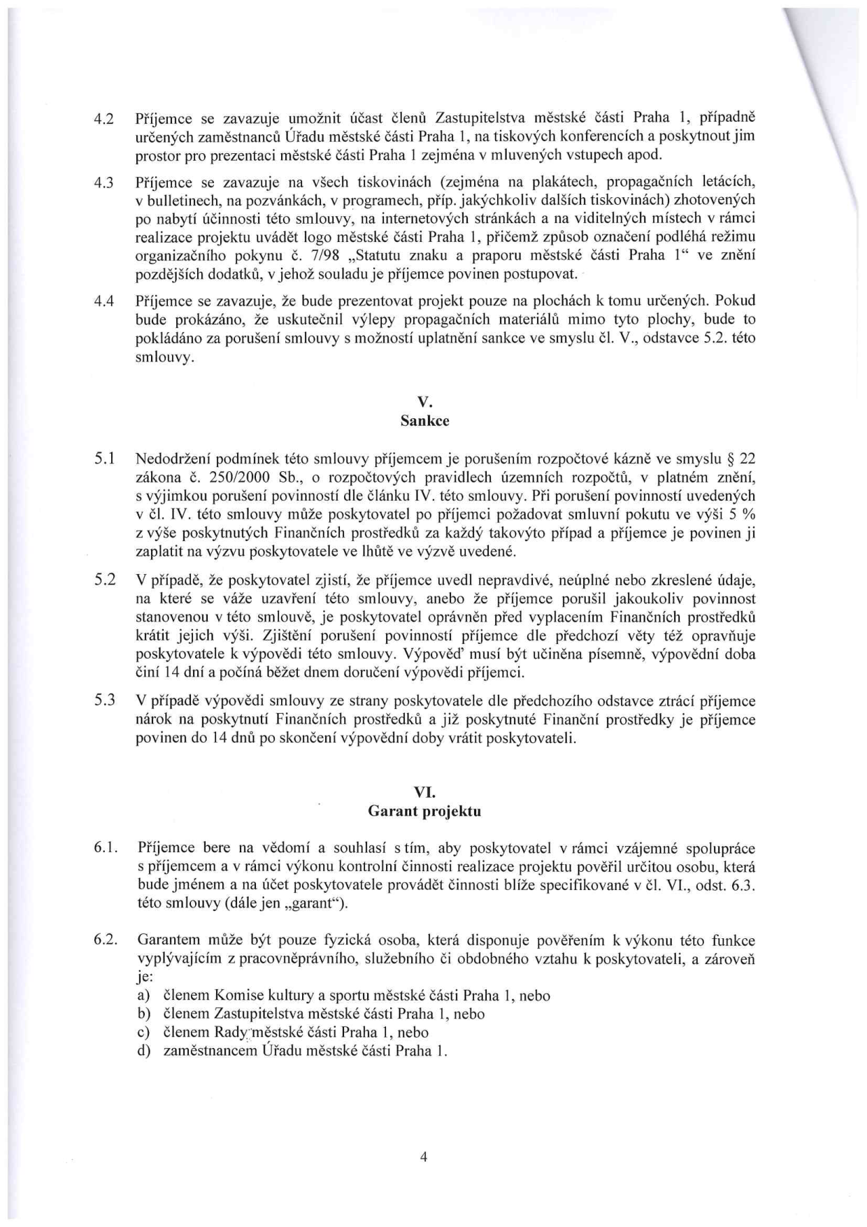 Strana 4 smlouvy obsahující články IV (pokračování), V a VI. Článek IV (4.2-4.4) specifikuje povinnosti příjemce ohledně prezentace městské části Praha 1 a označování materiálů. Článek V (5.1-5.3) definuje sankce za porušení smlouvy, včetně porušení rozpočtové kázně dle zákona č. 250/2000 Sb. a možnosti vypovězení smlouvy. Článek VI (6.1-6.2) definuje roli garanta projektu, kterým může být pouze fyzická osoba s pověřením, která je členem Komise kultury a sportu, členem Zastupitelstva, členem Rady městské části Praha 1 nebo zaměstnancem Úřadu městské části Praha 1.