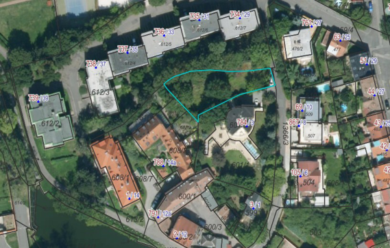 Ortofoto mapa s vyznačenými hranicemi parcel a čísly popisnými v katastrálním území.