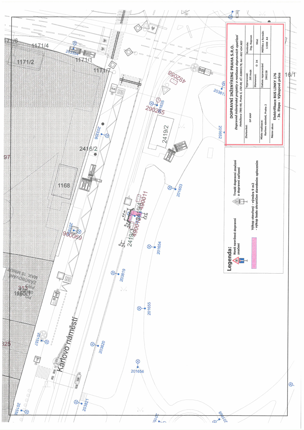 Situační nákres dopravního značení a výkopových prací pro projekt elektrizace autobusové linky 176 na Karlově náměstí.